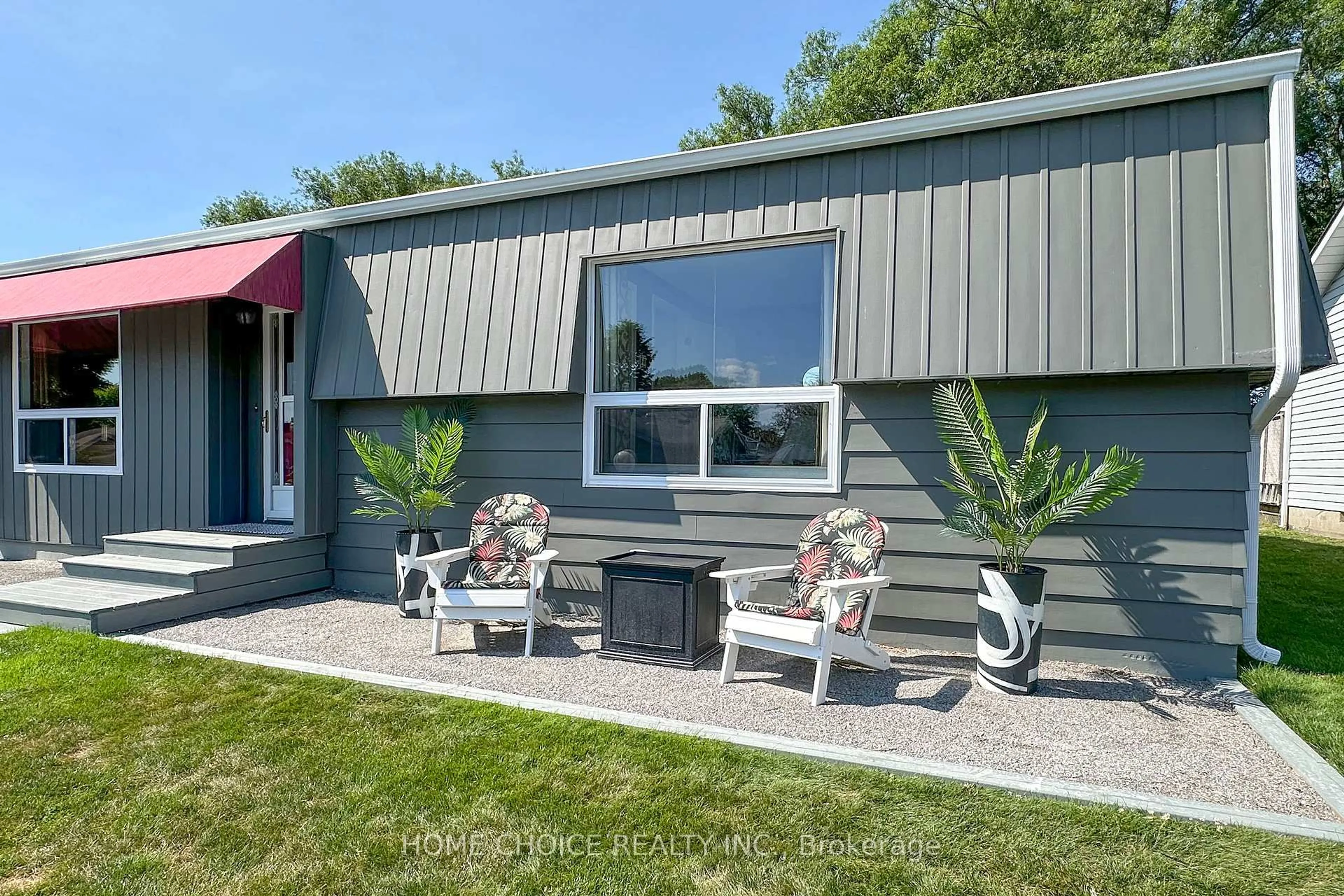 Home with vinyl exterior material, street for 10 Eastbank Rd, Clarington Ontario L1B 1A4