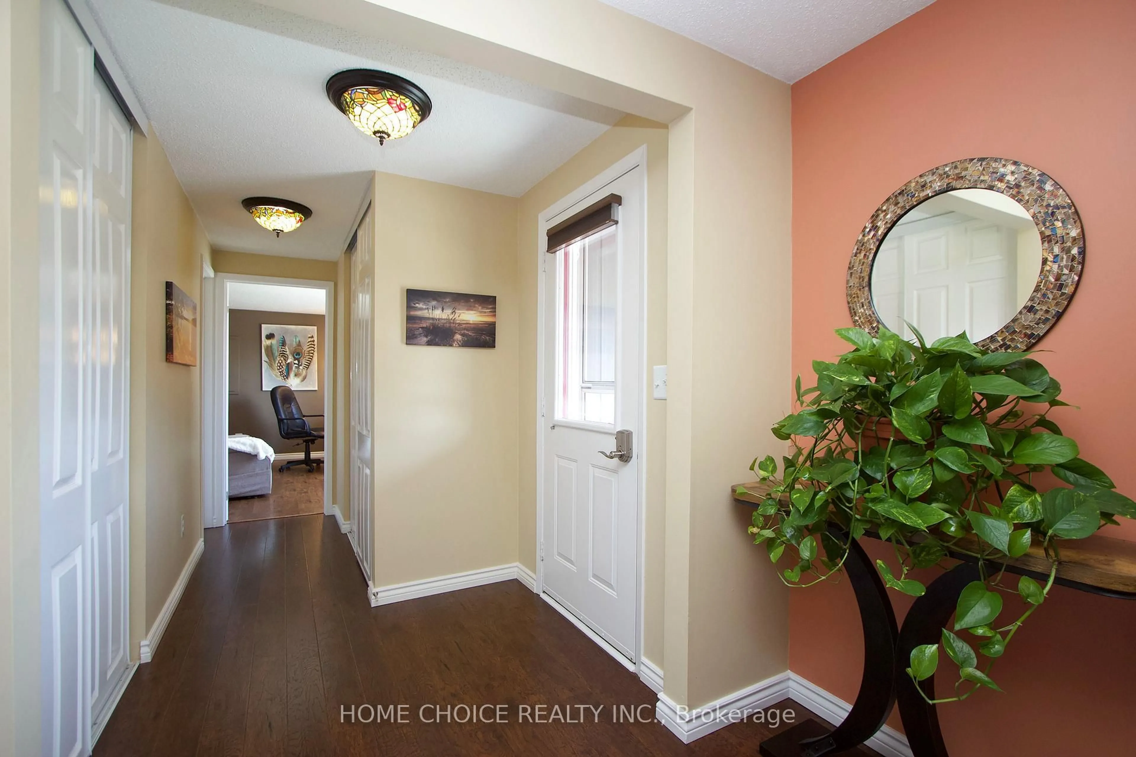 Indoor entryway for 10 Eastbank Rd, Clarington Ontario L1B 1A4