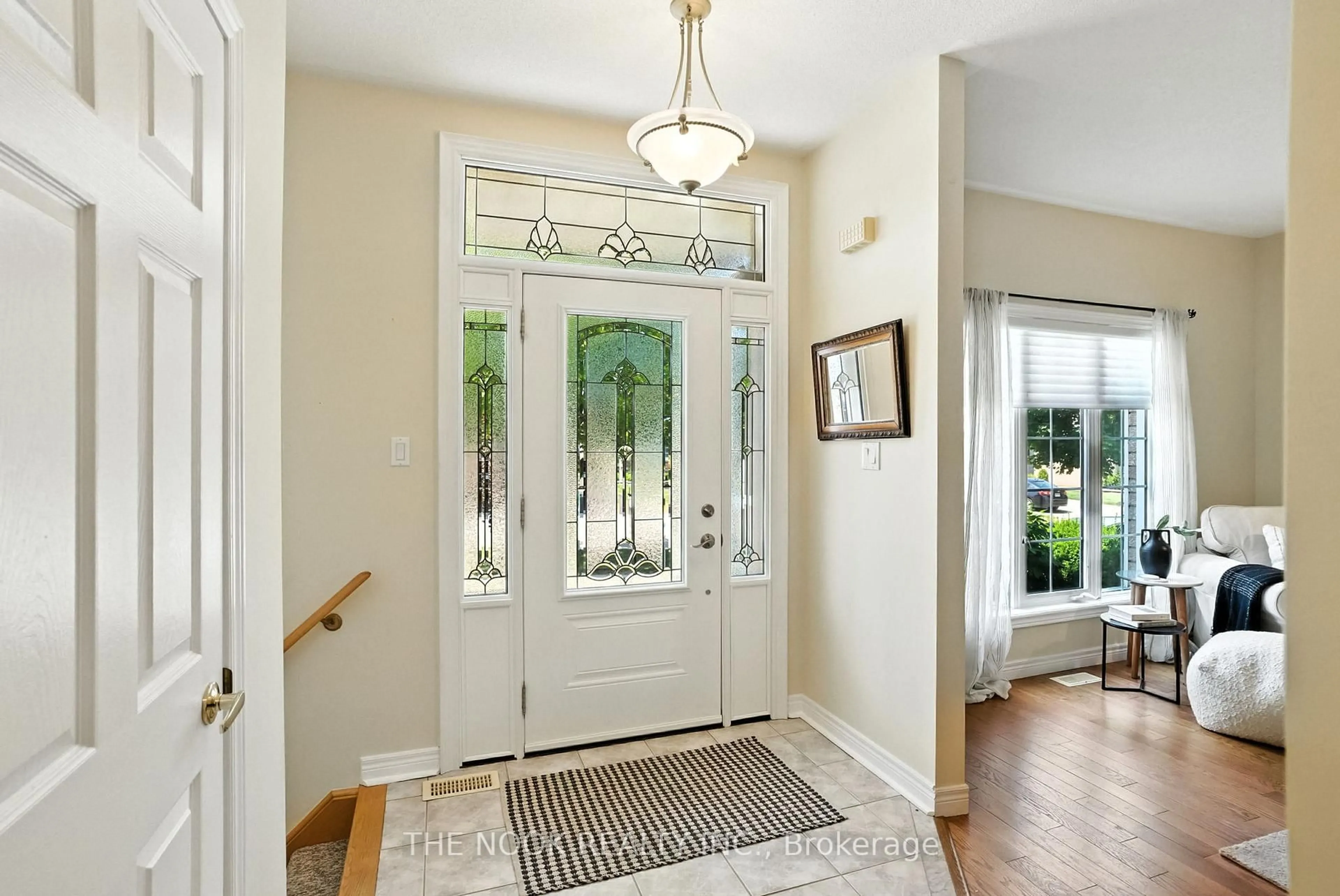 Indoor entryway for 33 Commons Blvd, Scugog Ontario L9L 1S5