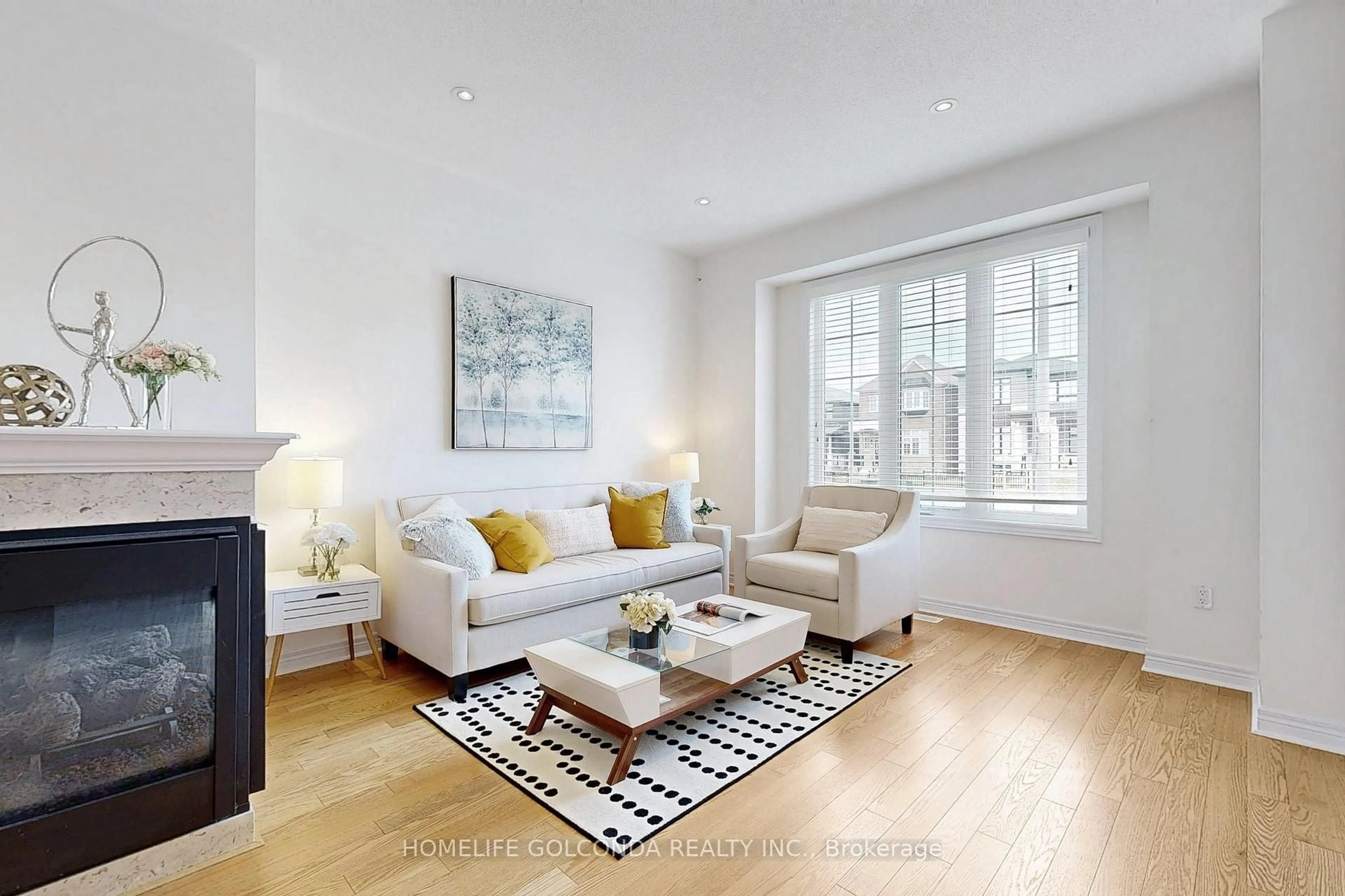 Living room with furniture, unknown for 118 Braebrook Dr, Whitby Ontario L1R 0M9