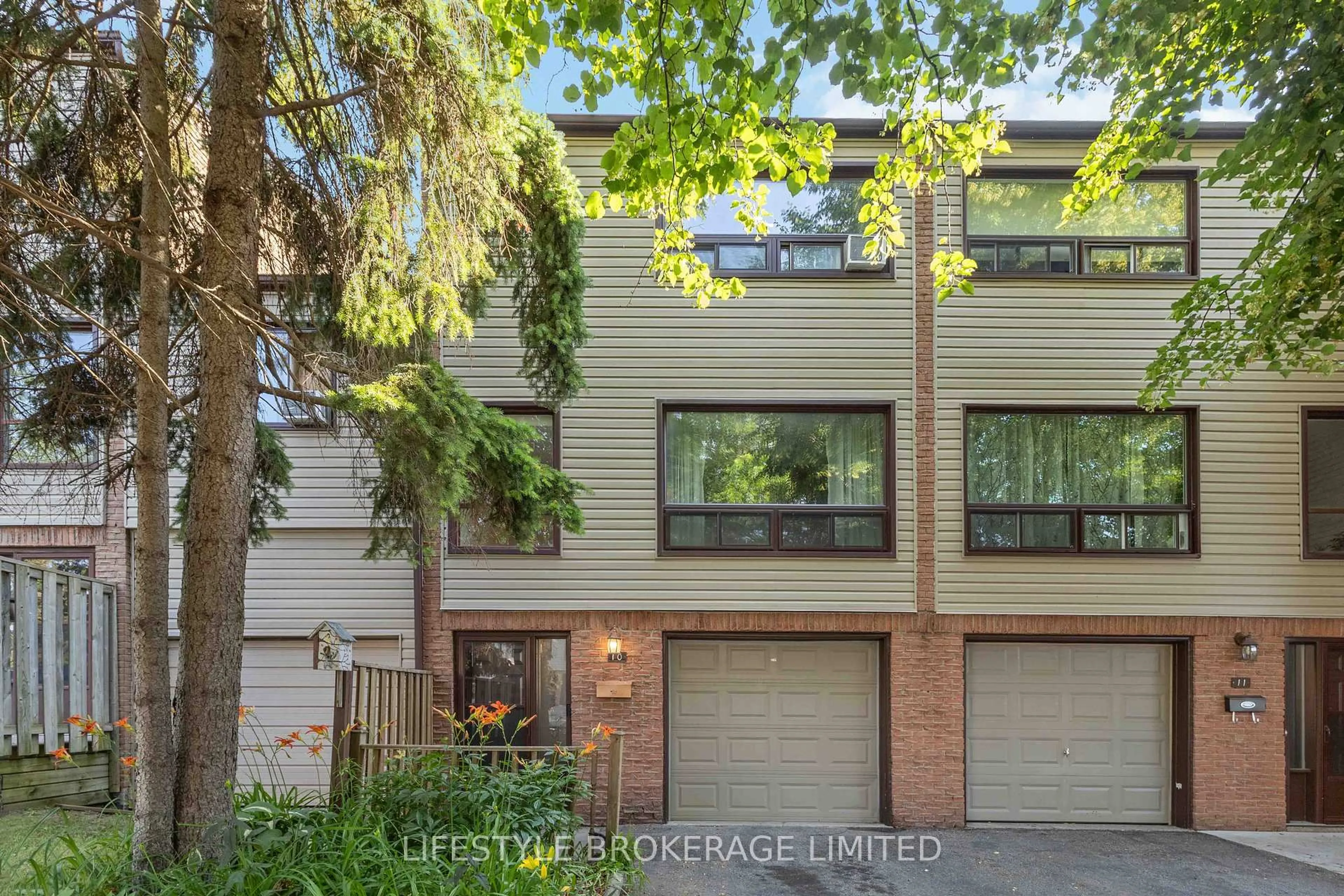 Home with brick exterior material, street for 10 The Bridle Path #10, Clarington Ontario L1C 3W1