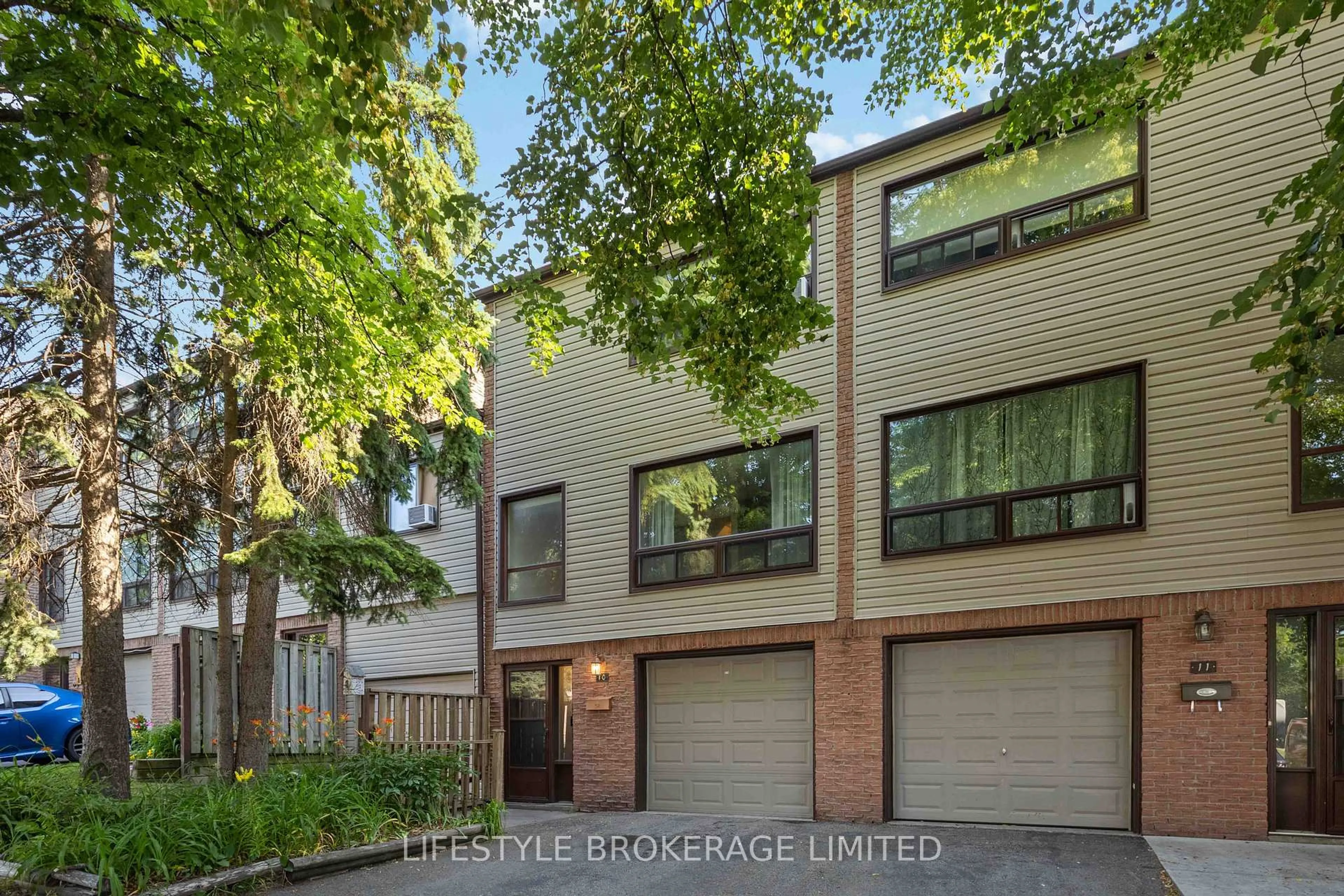 Home with brick exterior material, street for 10 The Bridle Path #10, Clarington Ontario L1C 3W1