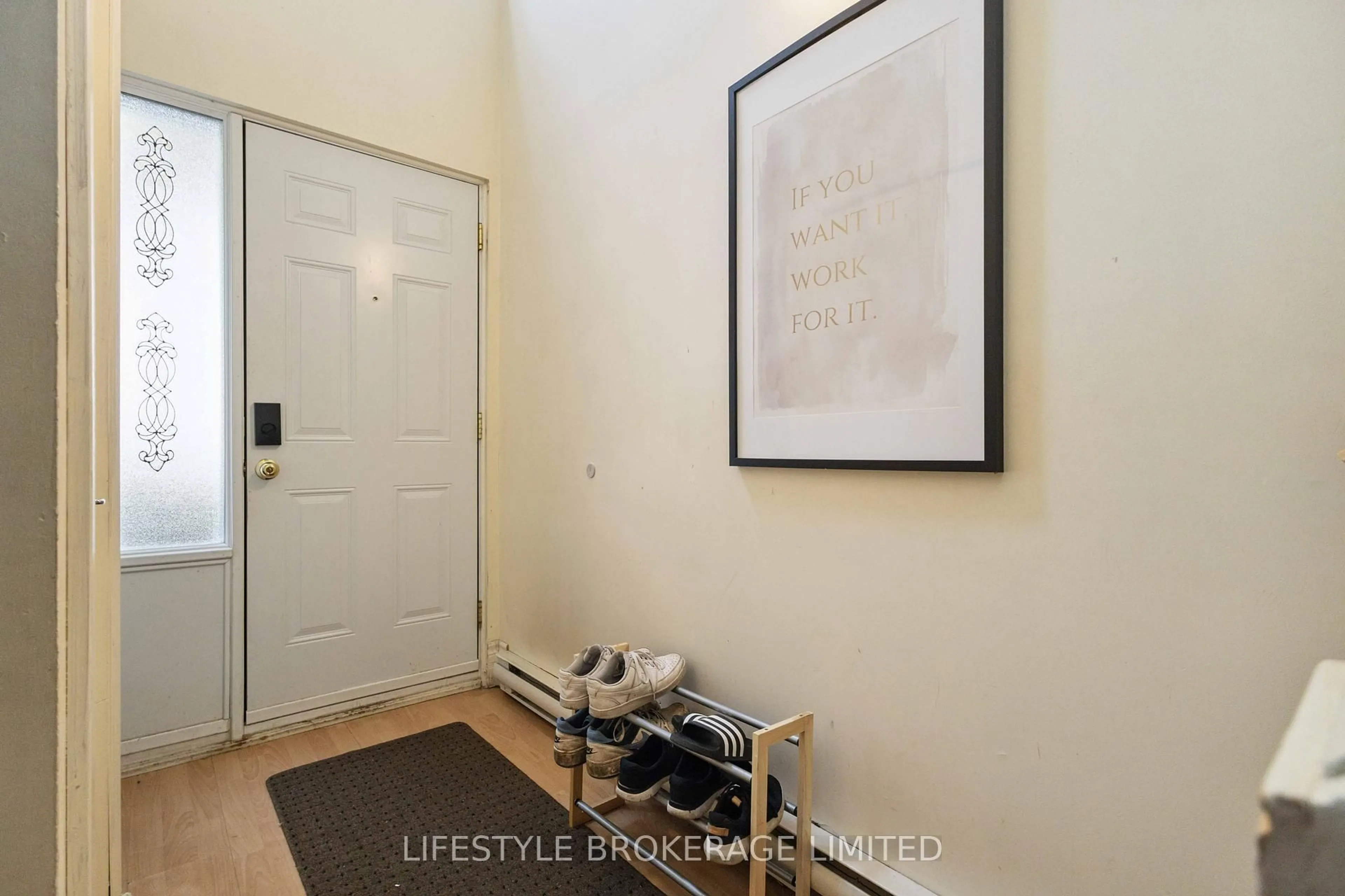 Indoor entryway for 10 The Bridle Path #10, Clarington Ontario L1C 3W1