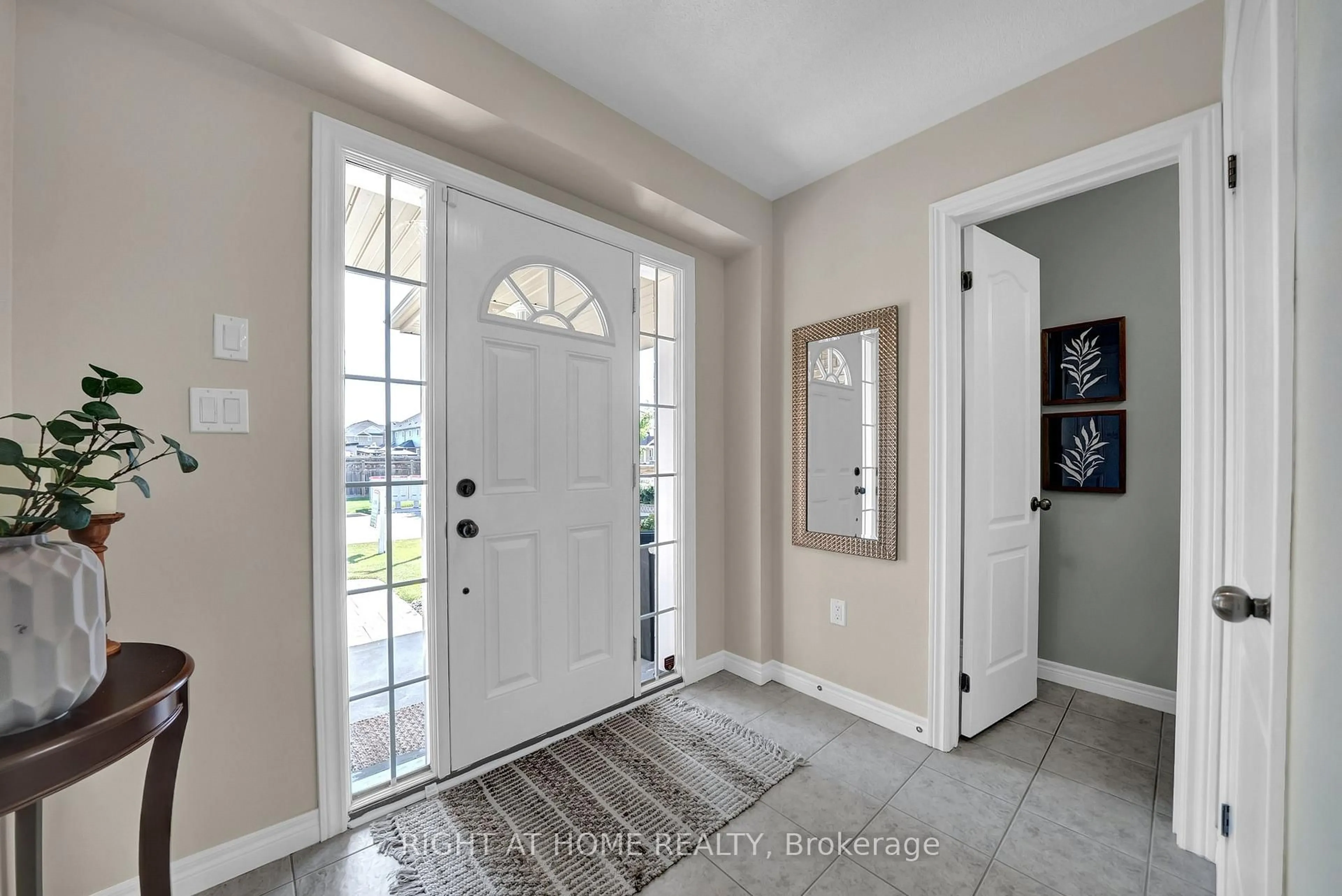 Indoor entryway for 6 Vetzal Crt, Clarington Ontario L1E 0H3