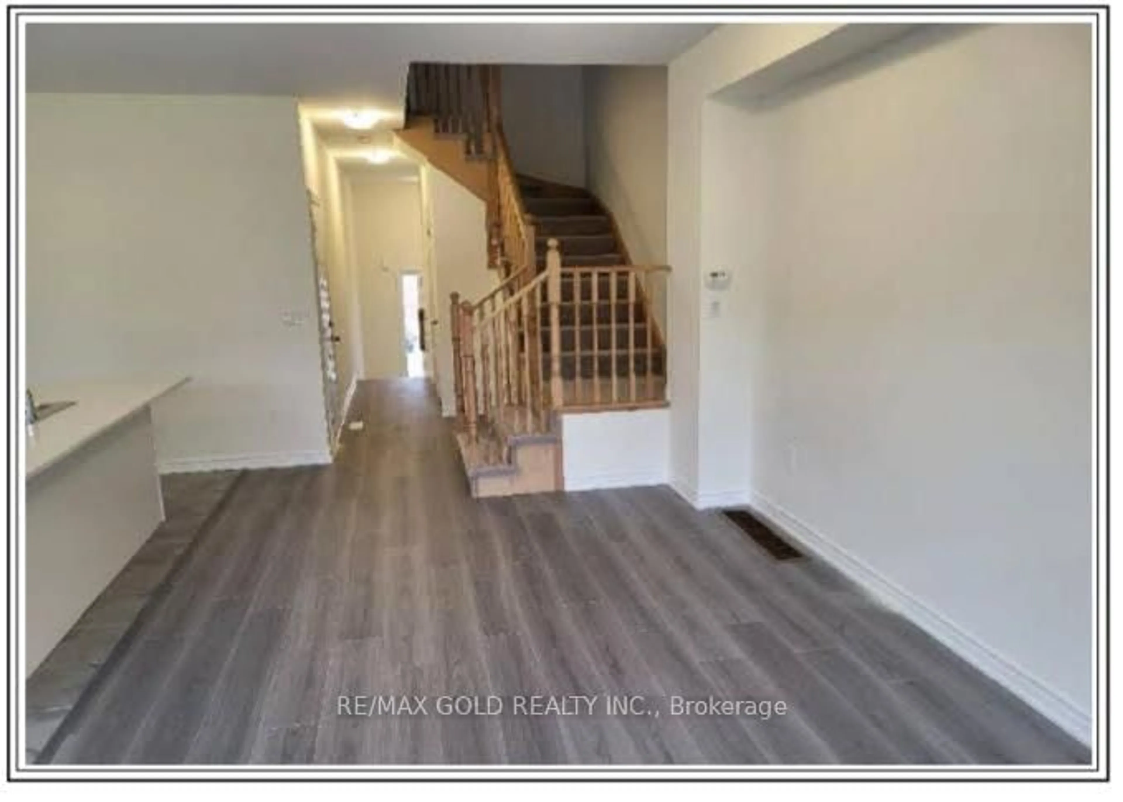 Indoor foyer for 146 North Garden Blvd, Scugog Ontario L9L 1B3