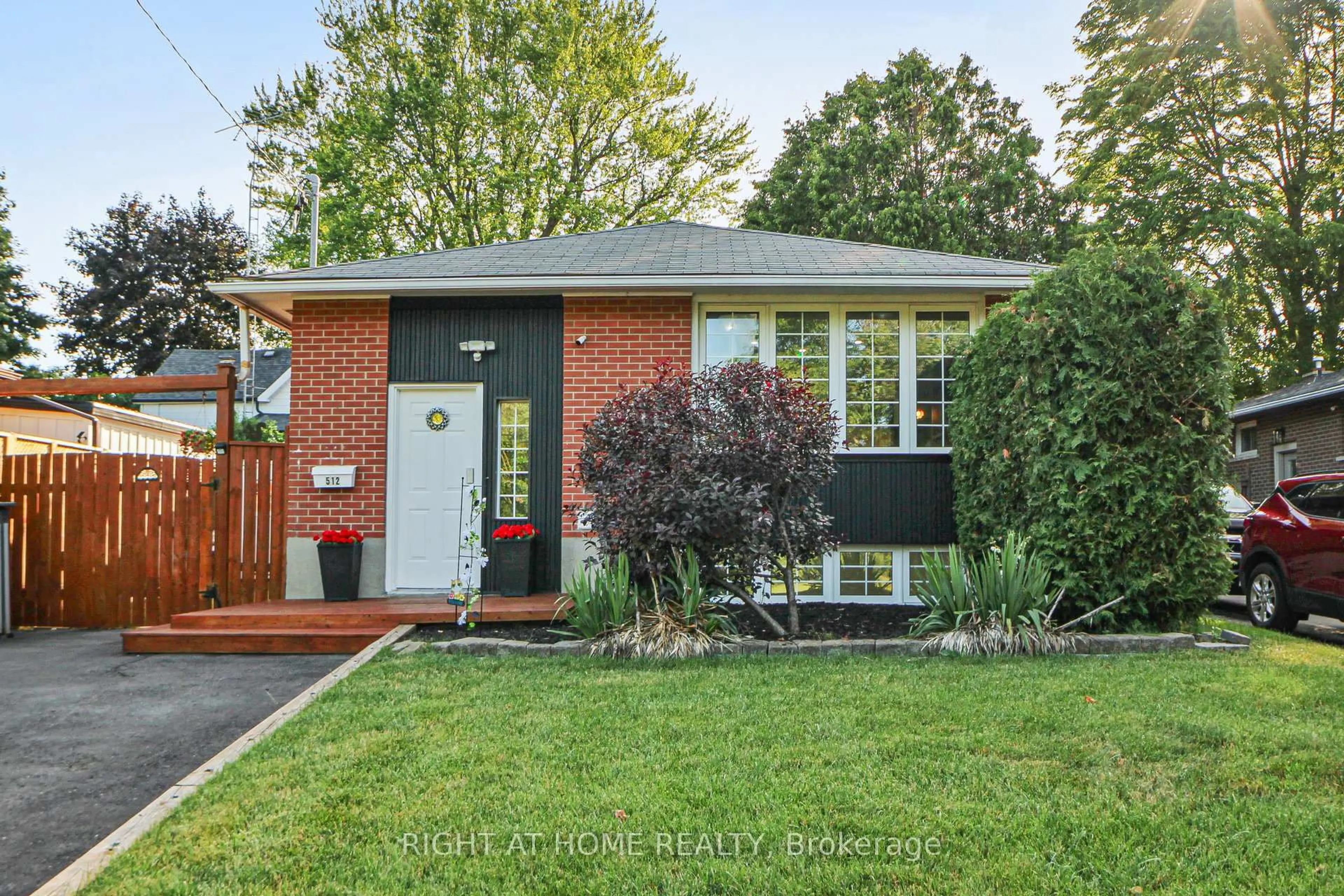 Home with brick exterior material, street for 512 Oshawa Blvd, Oshawa Ontario L1G 5T7