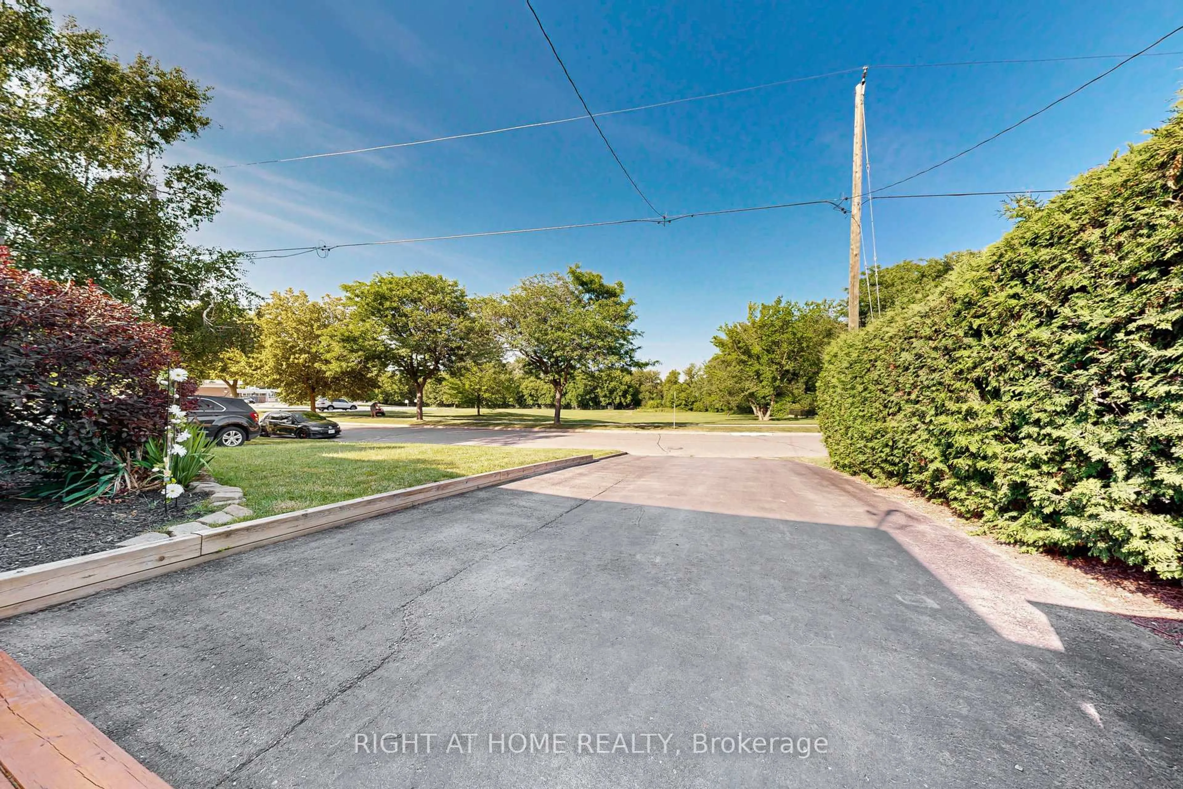 A pic from outside/outdoor area/front of a property/back of a property/a pic from drone, street for 512 Oshawa Blvd, Oshawa Ontario L1G 5T7