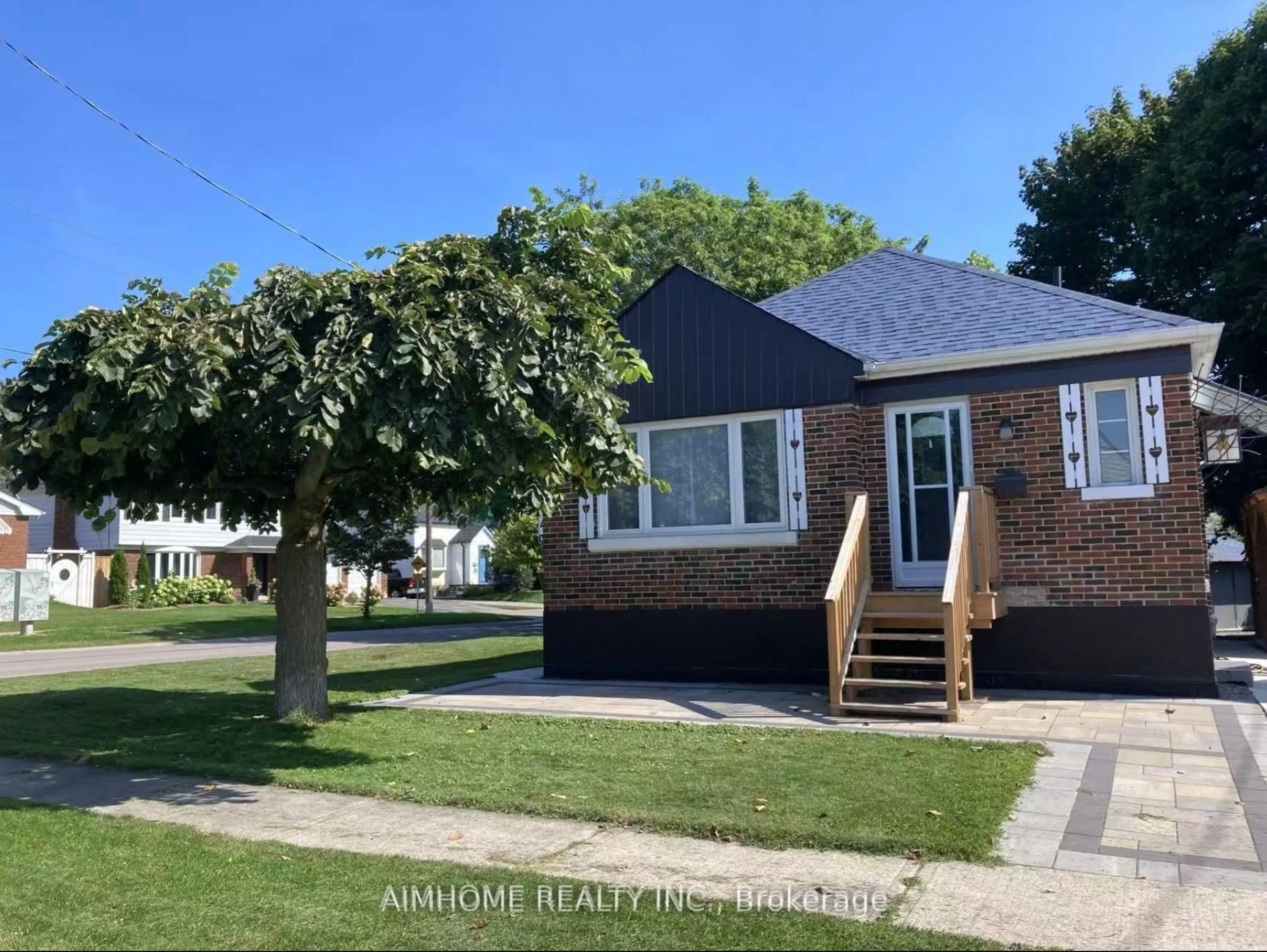 A pic from outside/outdoor area/front of a property/back of a property/a pic from drone, street for 221 St Lawrence St, Whitby Ontario L1N 1G9
