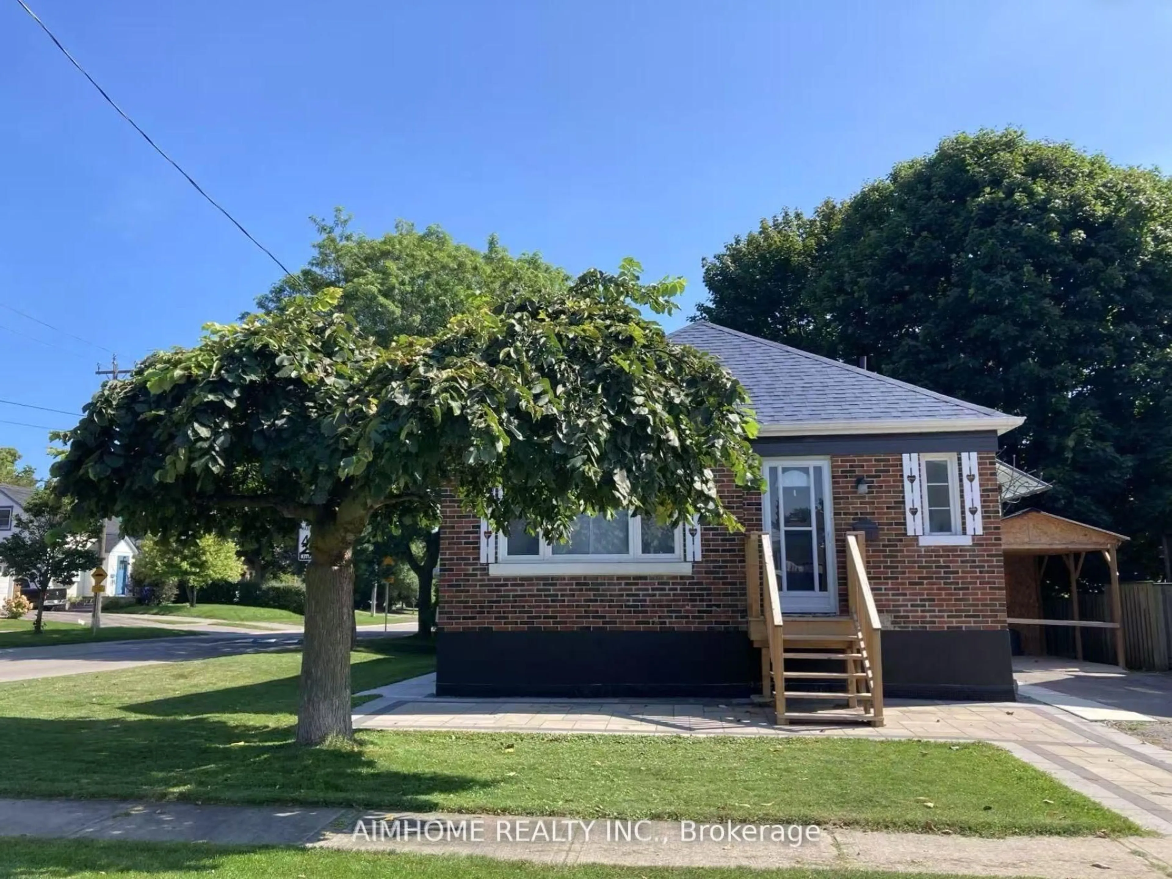A pic from outside/outdoor area/front of a property/back of a property/a pic from drone, street for 221 St Lawrence St, Whitby Ontario L1N 1G9