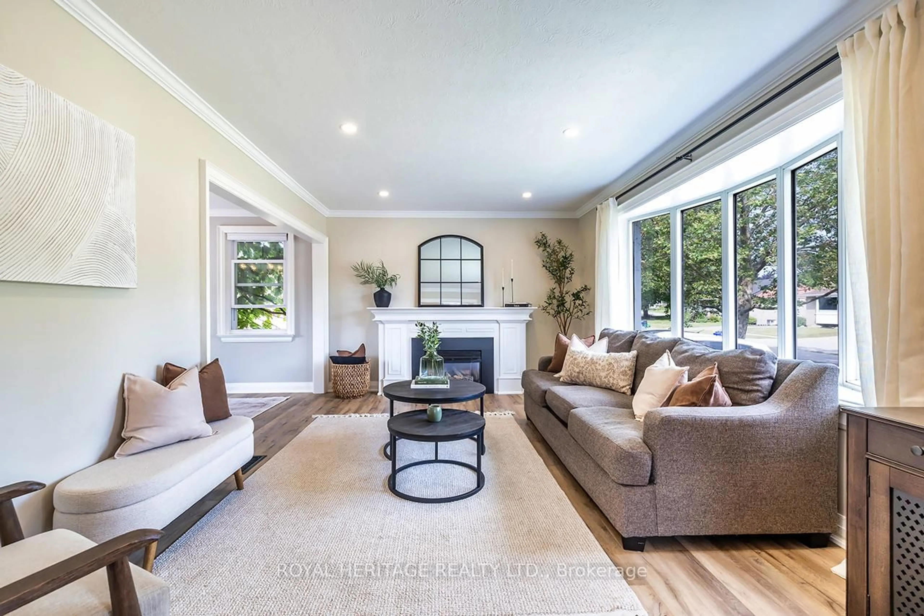 Living room with furniture, unknown for 8 Forest Rd, Ajax Ontario L1S 2N3