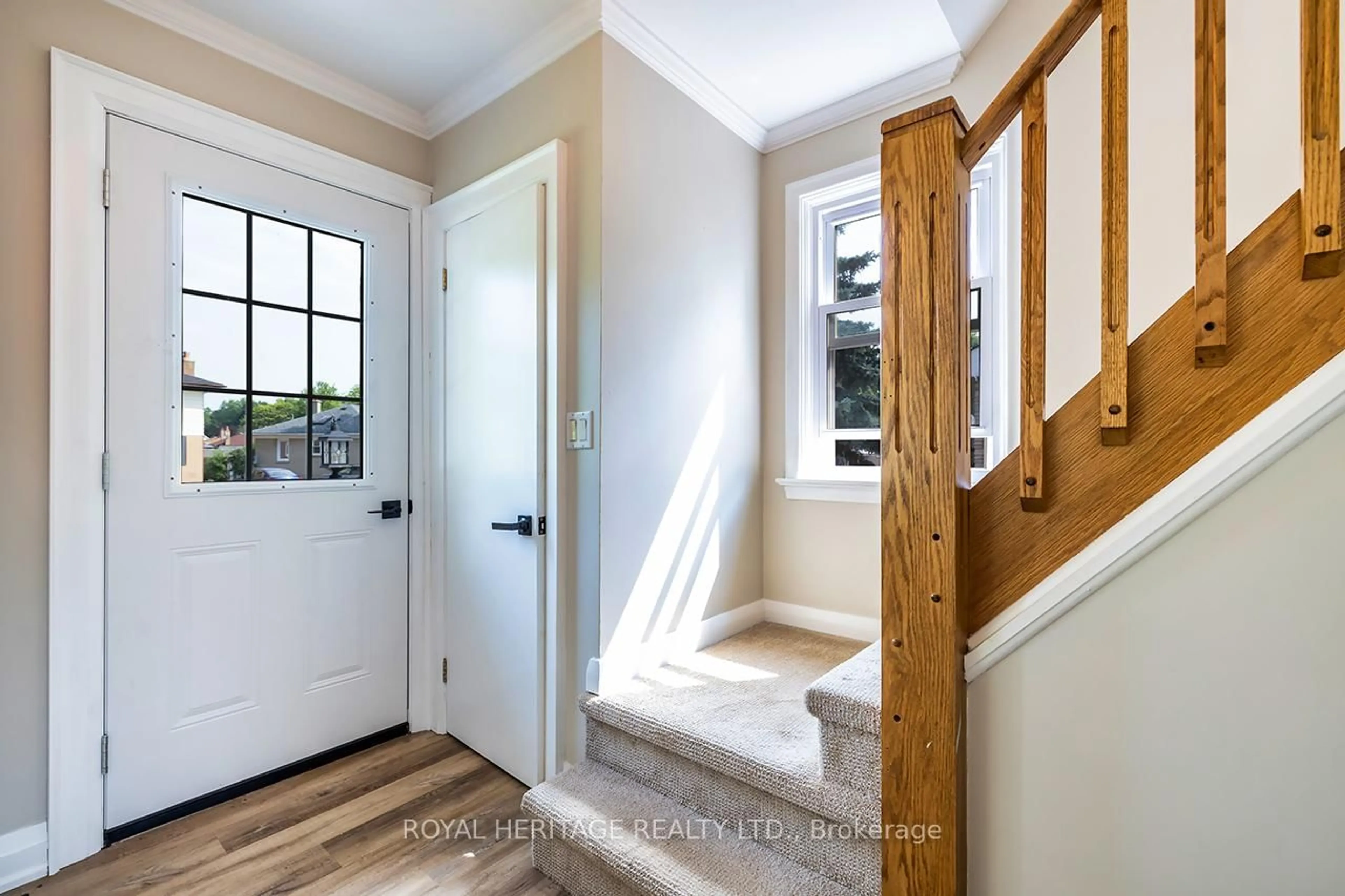 Indoor entryway for 8 Forest Rd, Ajax Ontario L1S 2N3