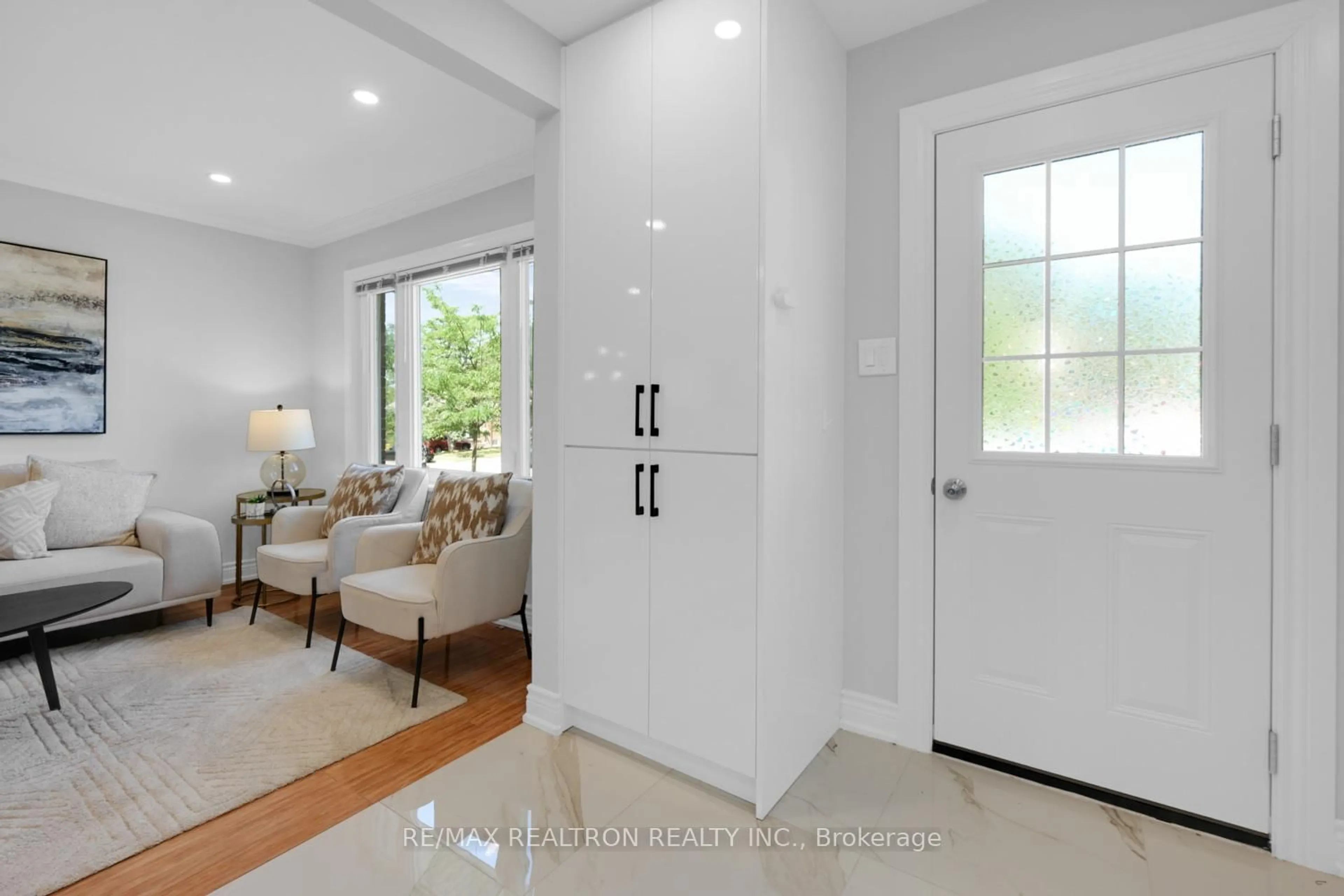 Indoor entryway for 30 Balaclava Dr, Toronto Ontario M1P 1E6