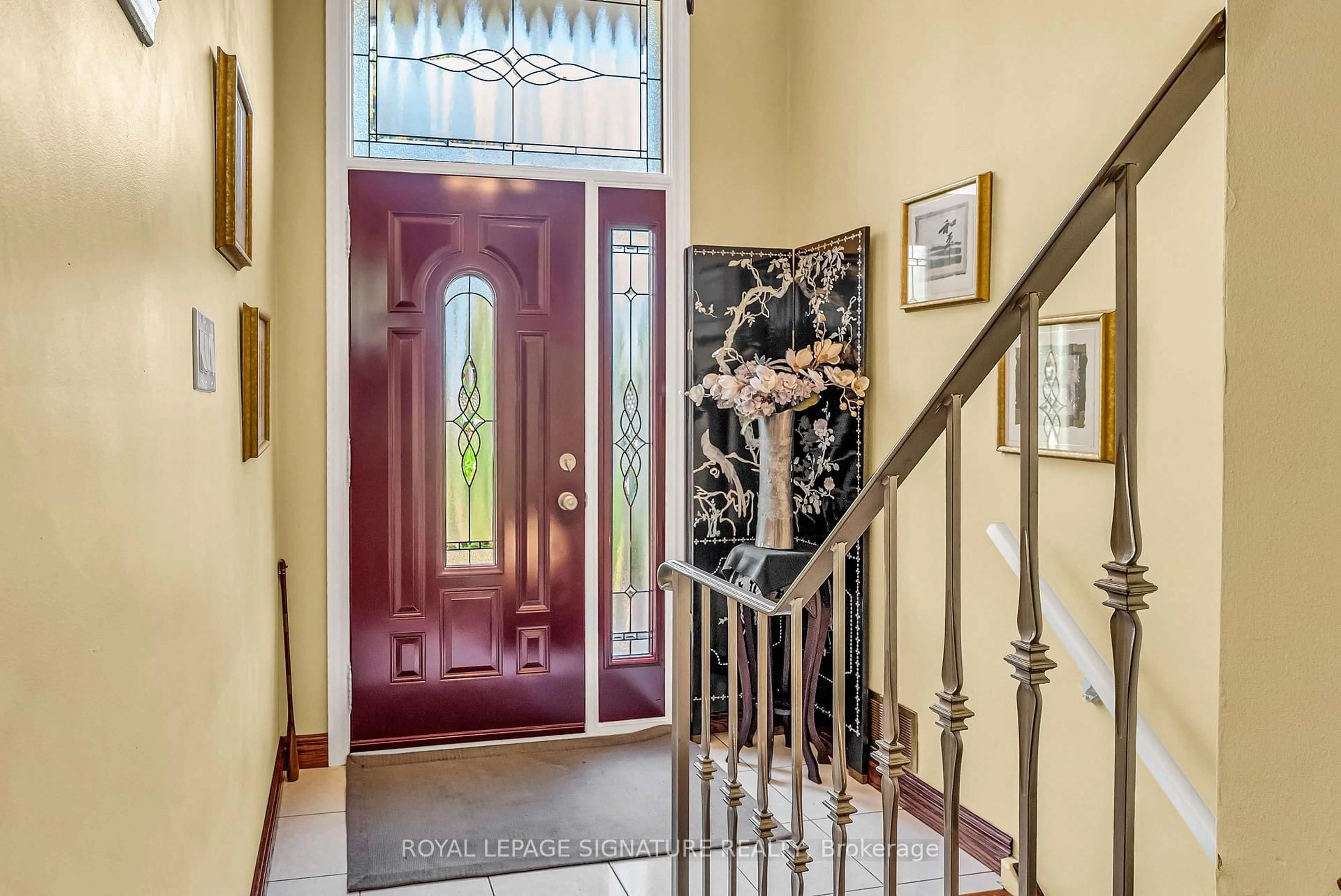 Indoor foyer for 18 Verlaine Pl, Toronto Ontario M1P 3X3