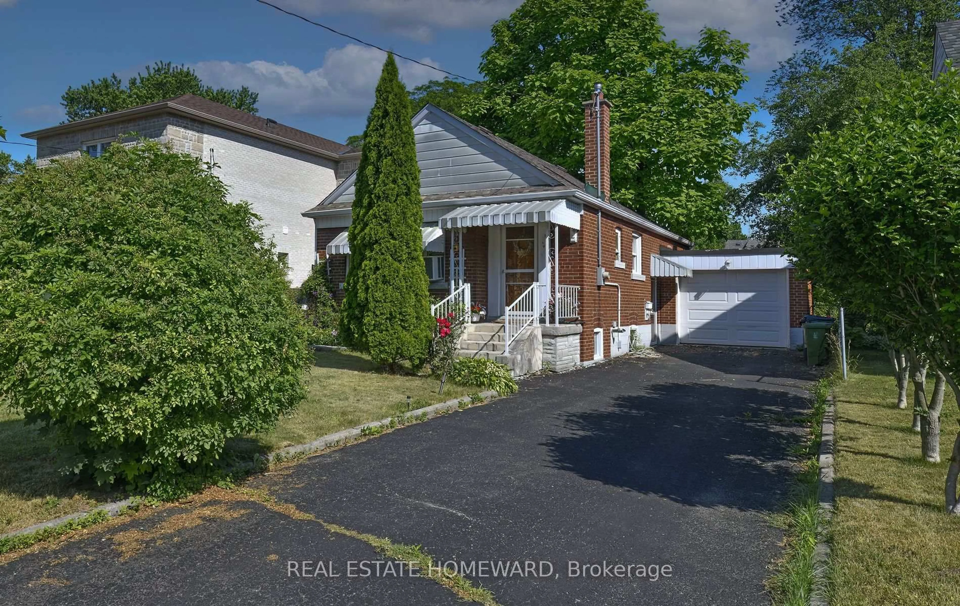 A pic from outside/outdoor area/front of a property/back of a property/a pic from drone, street for 30 Innisdale Dr, Toronto Ontario M1R 1C3