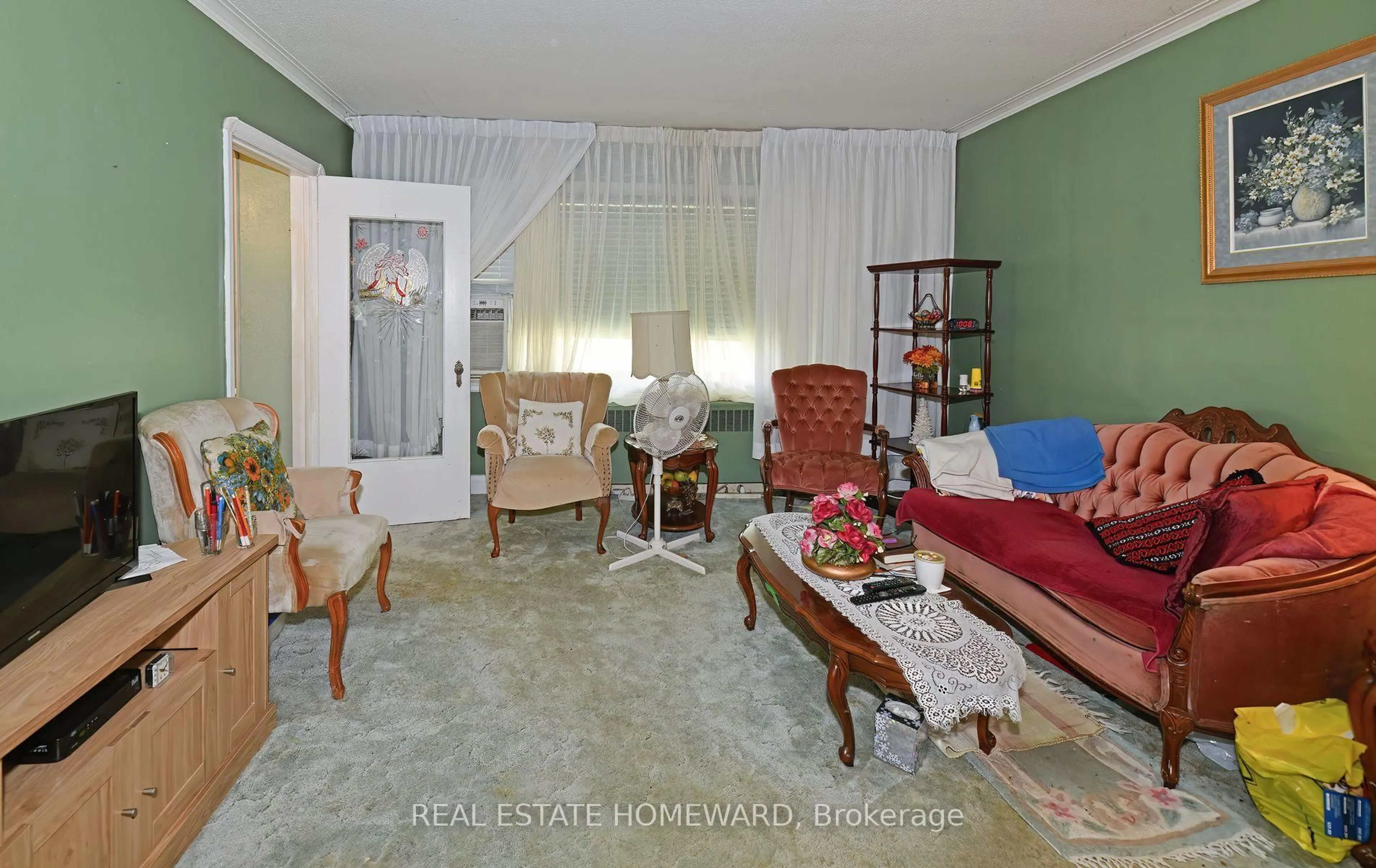 Living room with furniture, unknown for 30 Innisdale Dr, Toronto Ontario M1R 1C3