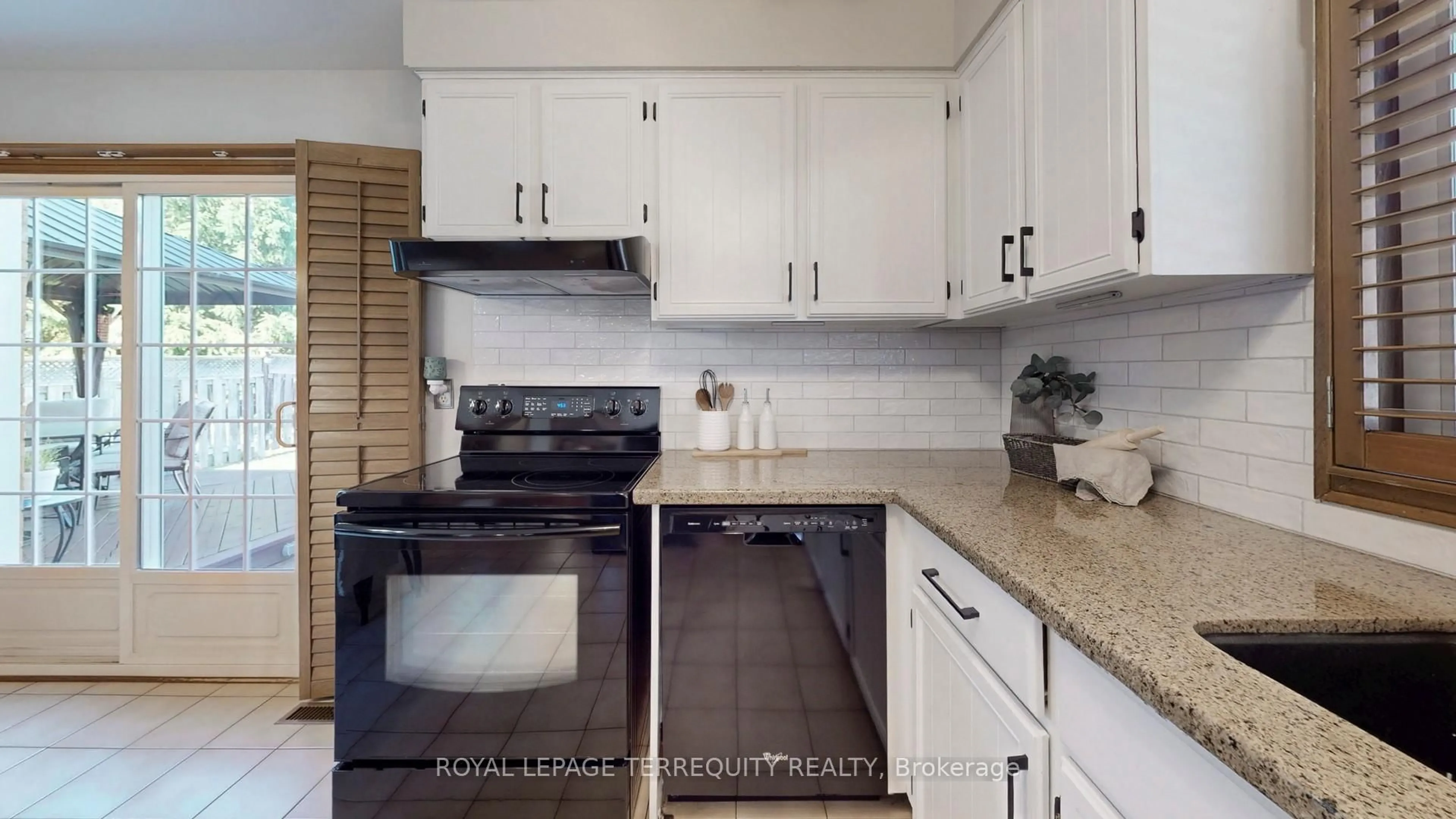 Standard kitchen, ceramic/tile floor for 31 Waller St, Whitby Ontario L1R 1Z8