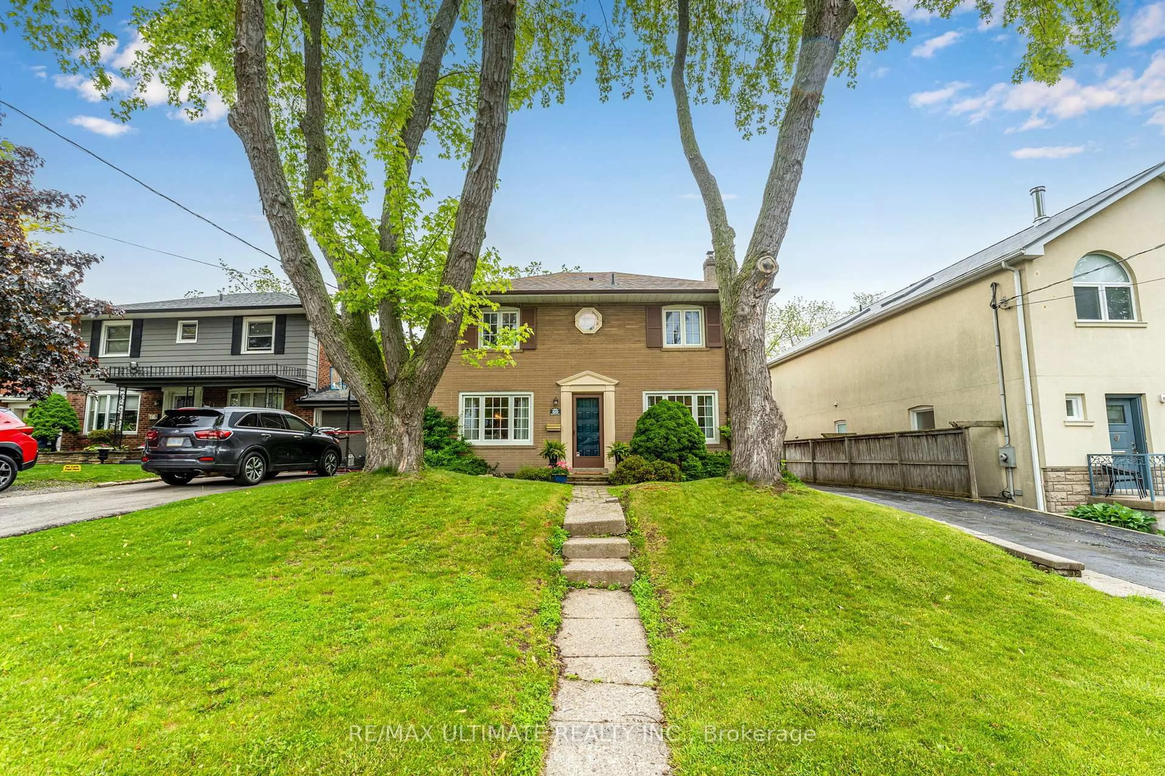 A pic from outside/outdoor area/front of a property/back of a property/a pic from drone, street for 69 Midland Ave, Toronto Ontario M1N 3Z8