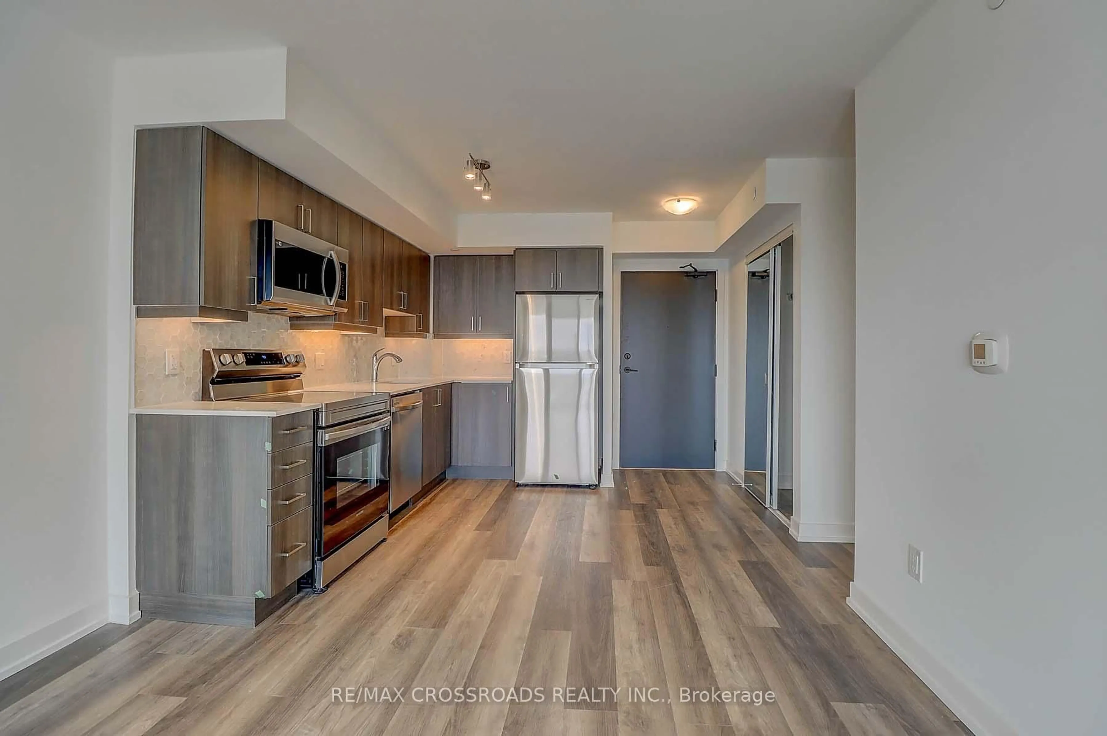 Open concept kitchen, wood/laminate floor for 1480 Bayly St #1111, Pickering Ontario L1W 3T8