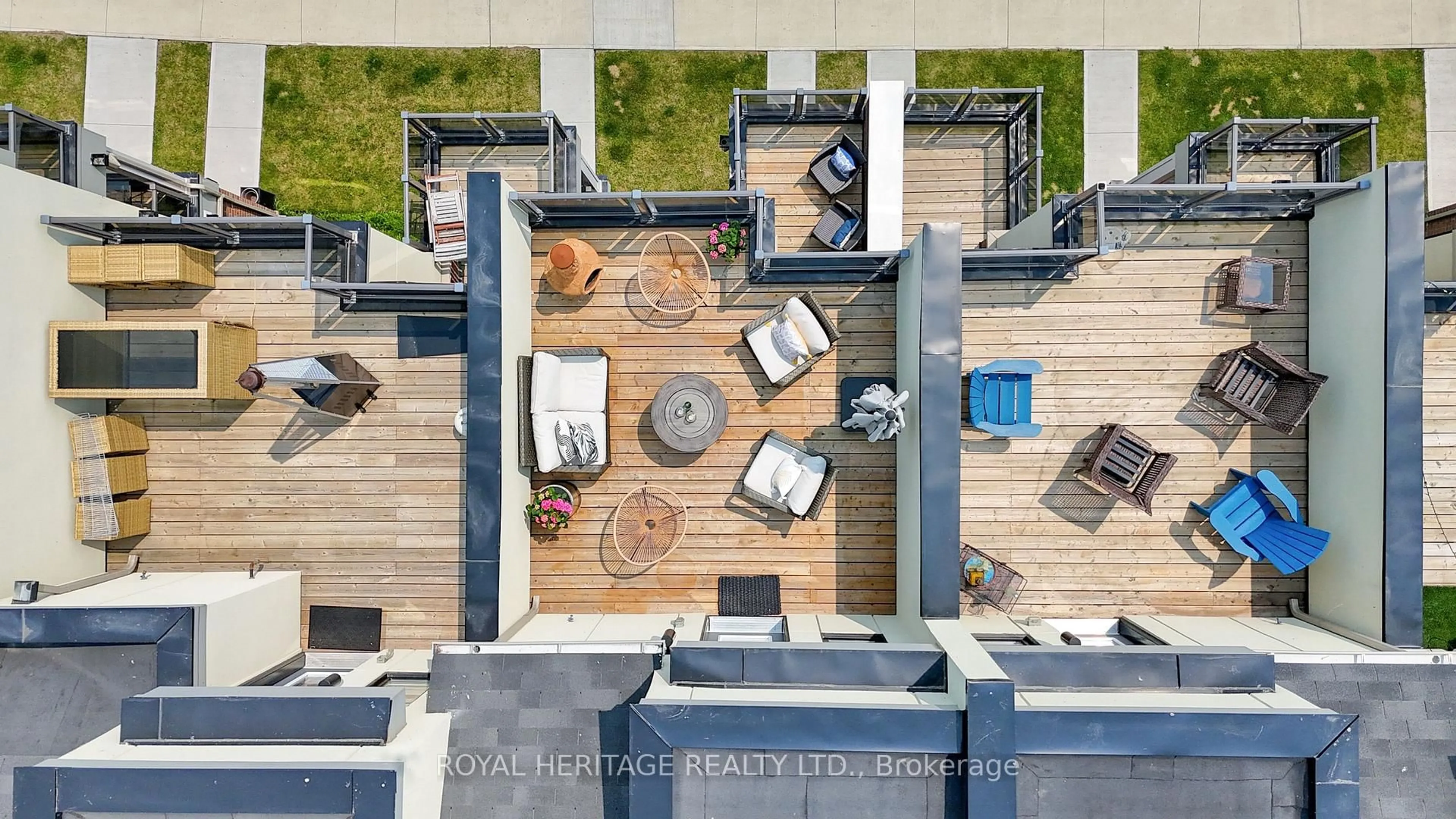 A pic from outside/outdoor area/front of a property/back of a property/a pic from drone, street for 647 Port Darlington Rd, Clarington Ontario L1C 7G2