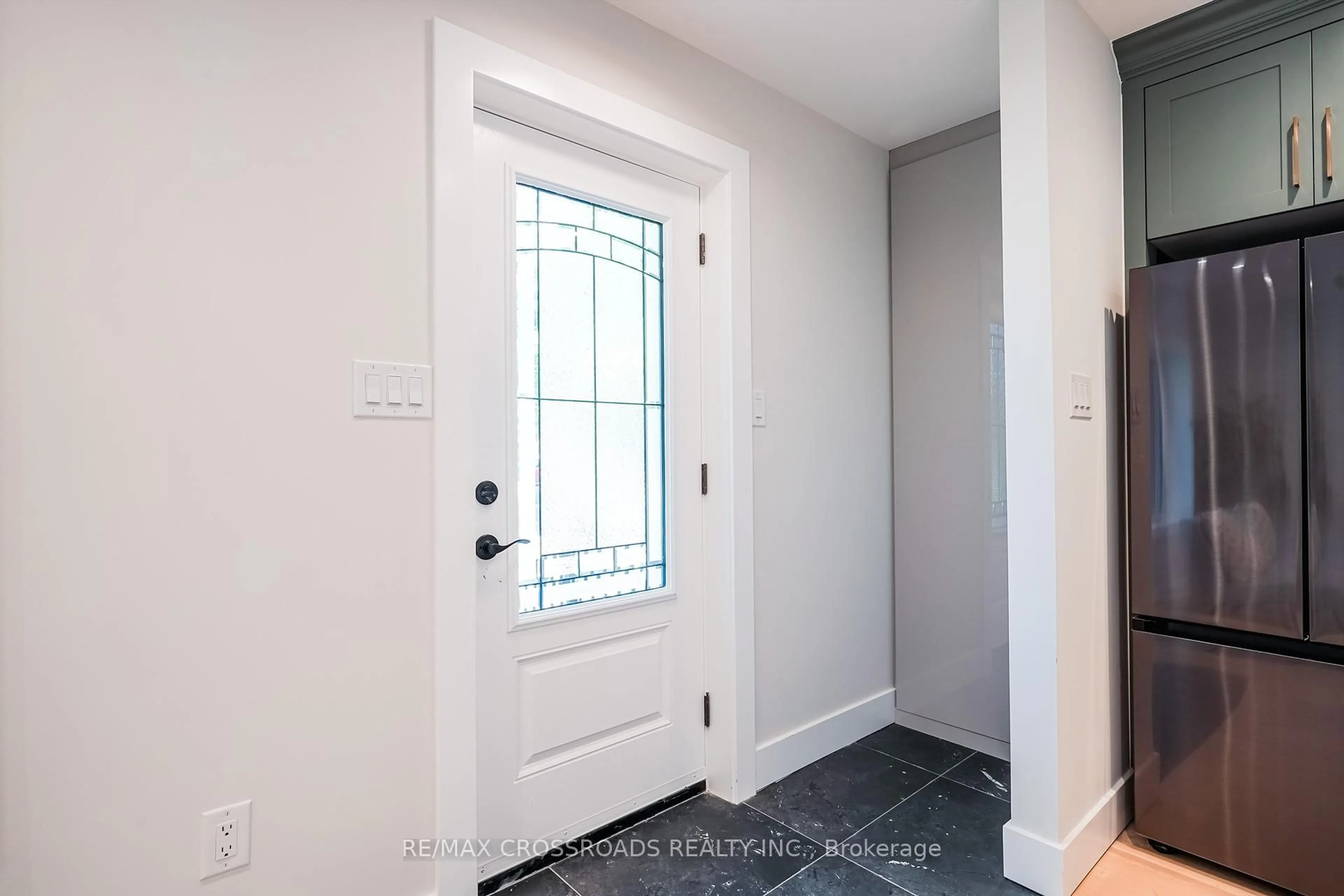 Indoor entryway for 21 Karnwood Dr, Toronto Ontario M1L 2Z4
