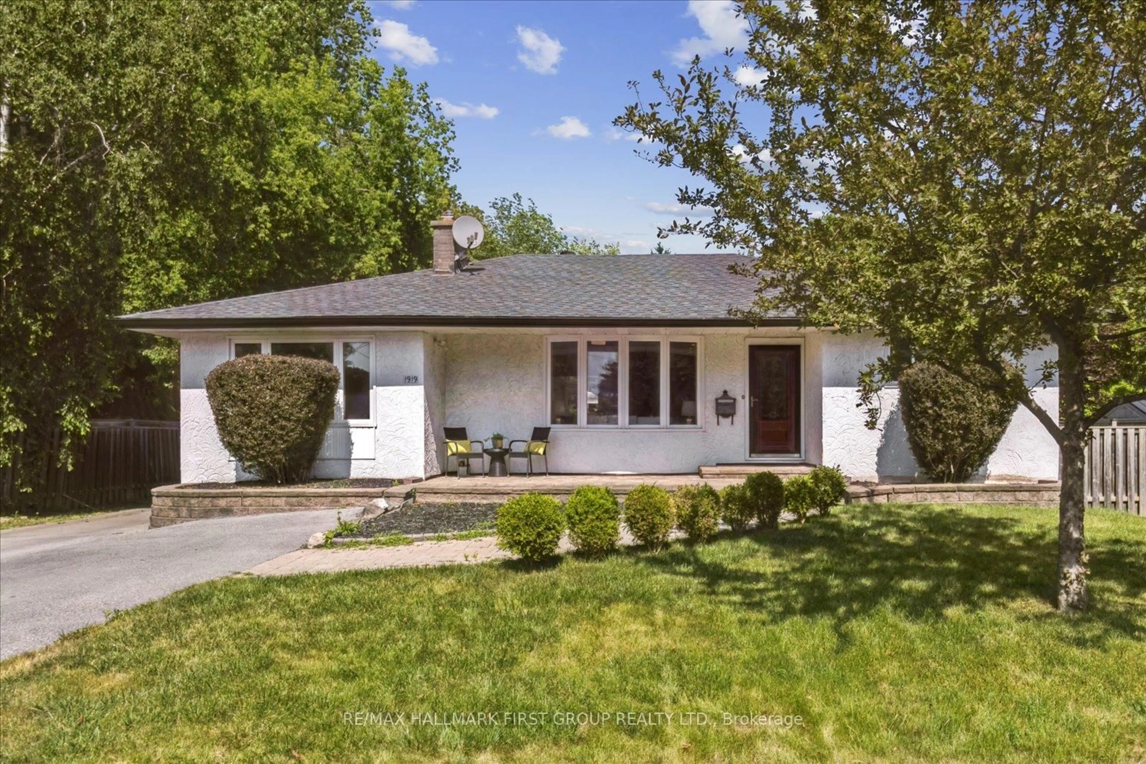 Home with vinyl exterior material, street for 1919 Glenview Rd, Pickering Ontario L1V 1W9