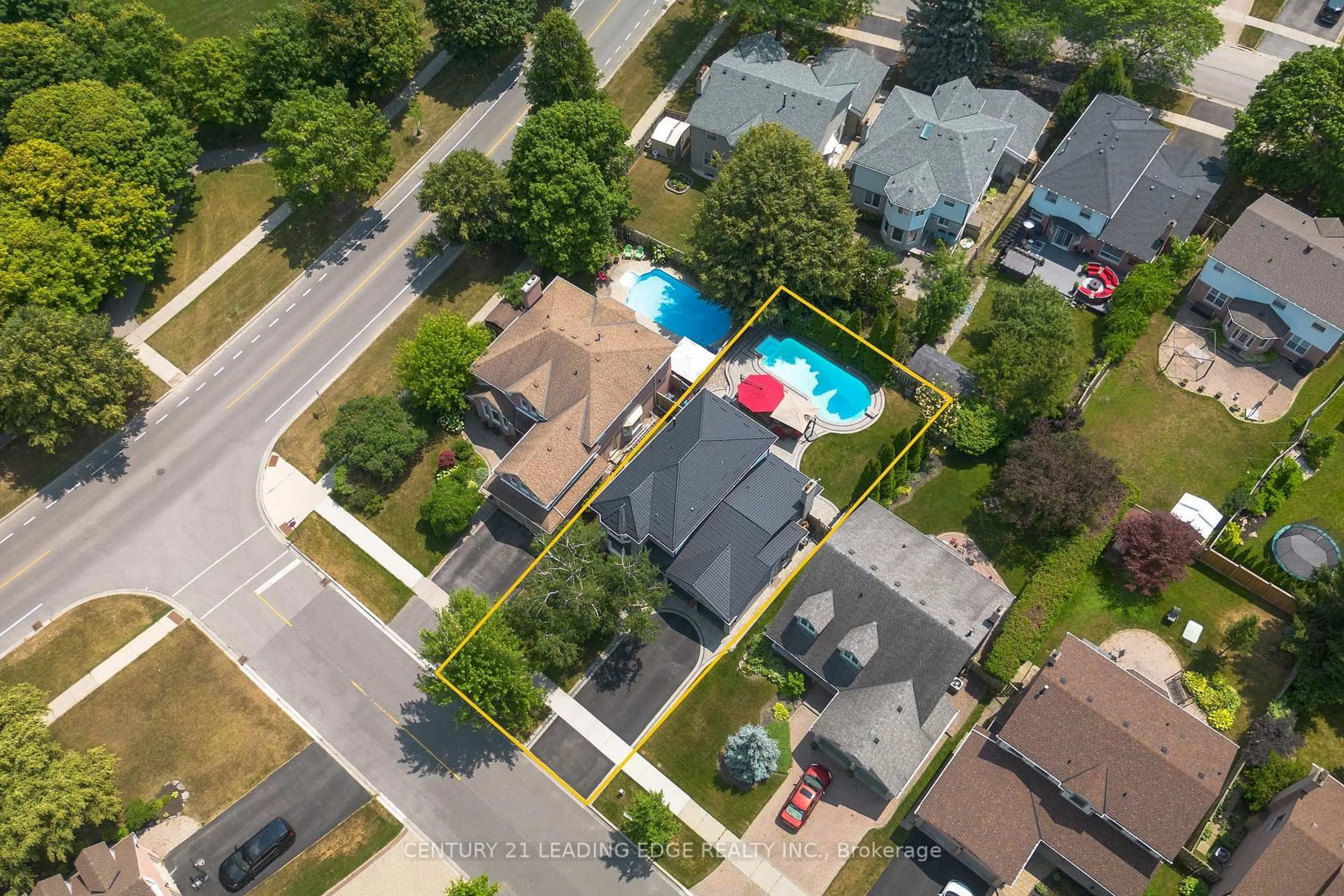 A pic from outside/outdoor area/front of a property/back of a property/a pic from drone, street for 3 Rothean Dr, Whitby Ontario L1P 1L5