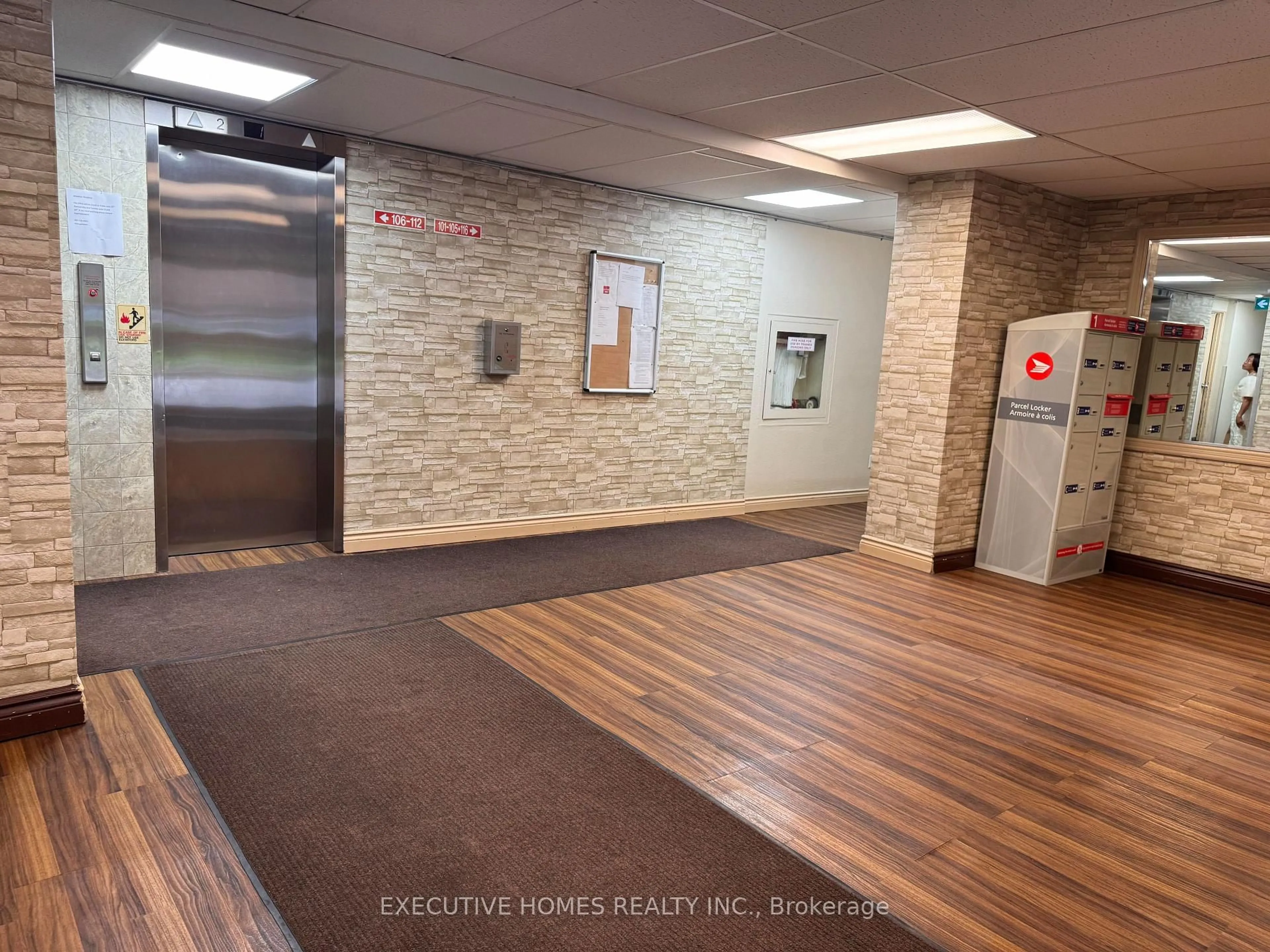 Indoor foyer for 900 Glen St #414, Oshawa Ontario L1J 5Z5