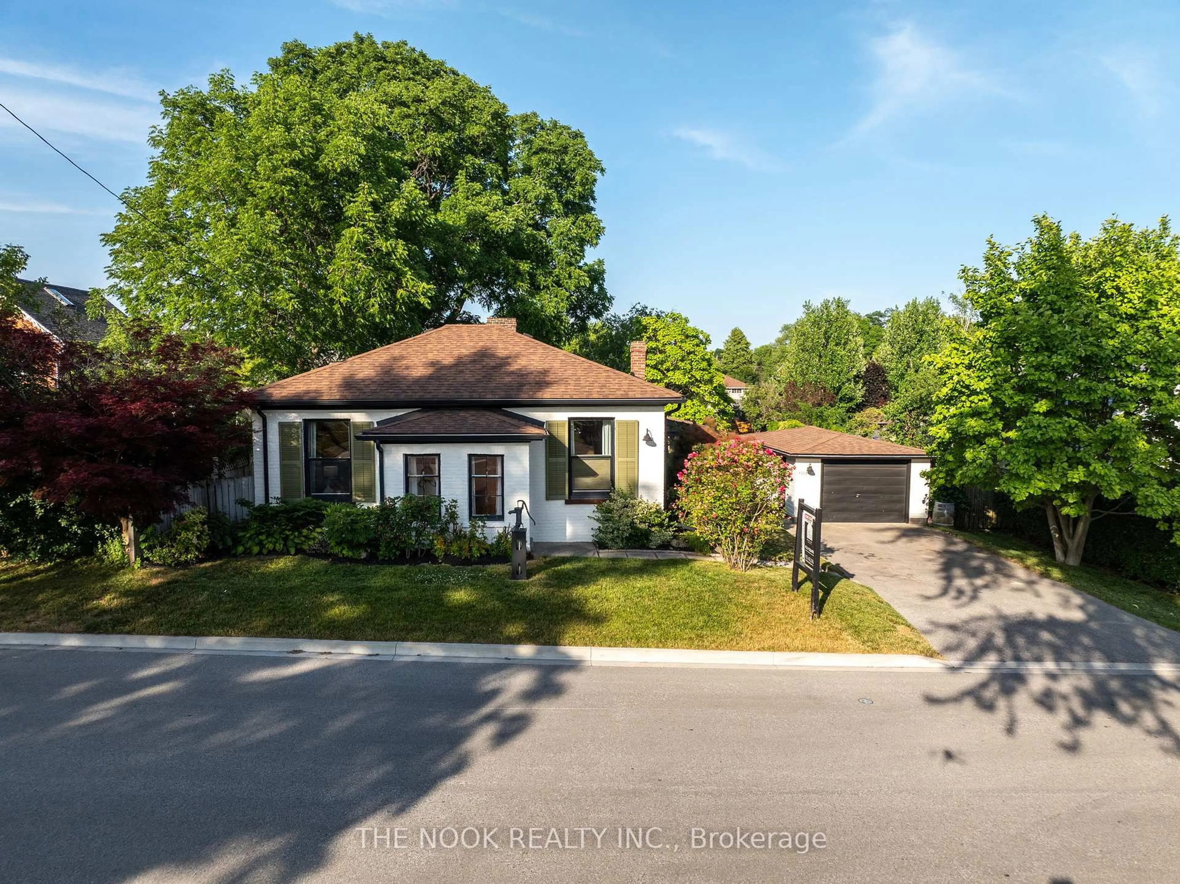 A pic from outside/outdoor area/front of a property/back of a property/a pic from drone, street for 1009 Centre St, Whitby Ontario L1N 4X5