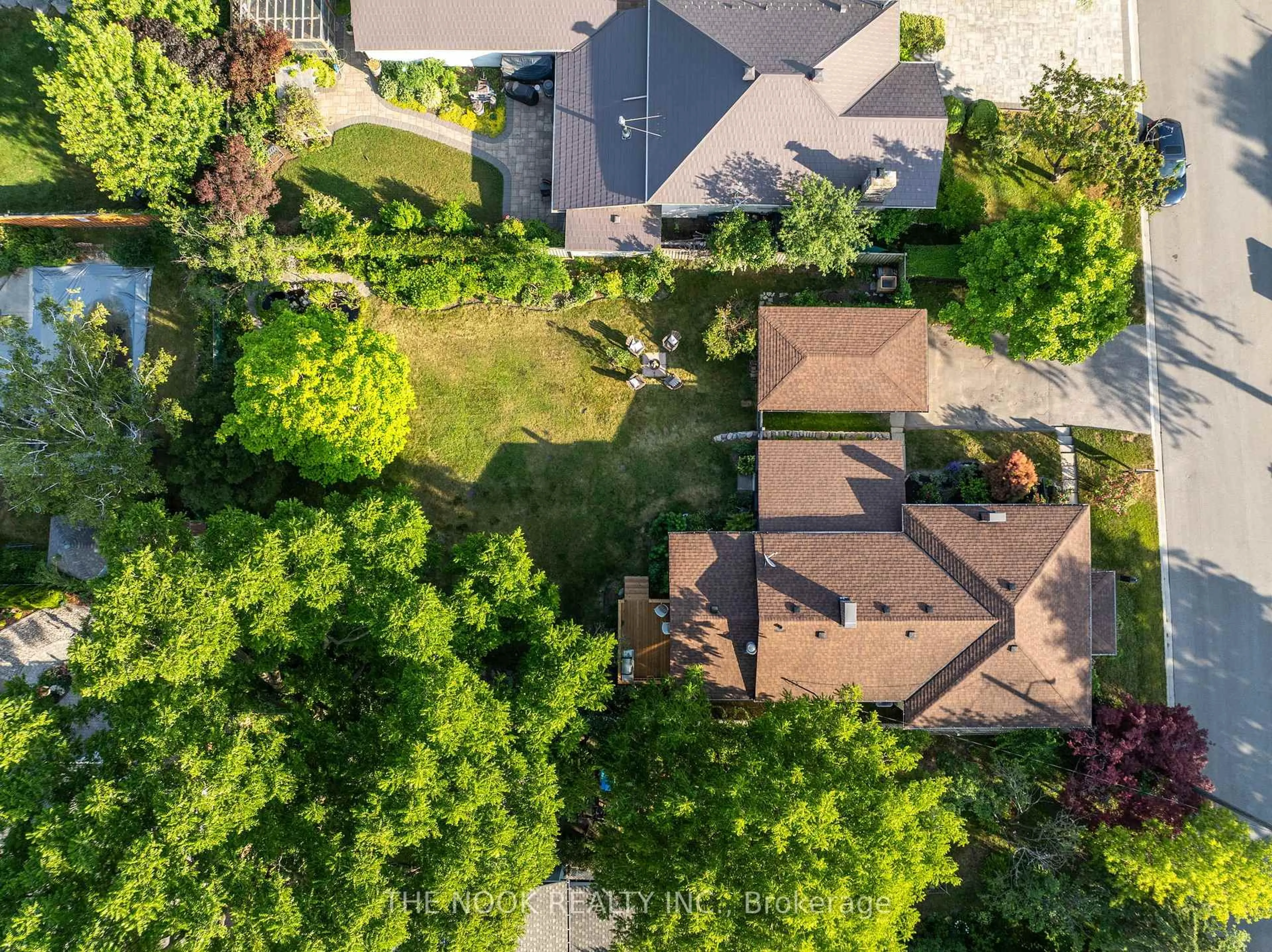 A pic from outside/outdoor area/front of a property/back of a property/a pic from drone, street for 1009 Centre St, Whitby Ontario L1N 4X5