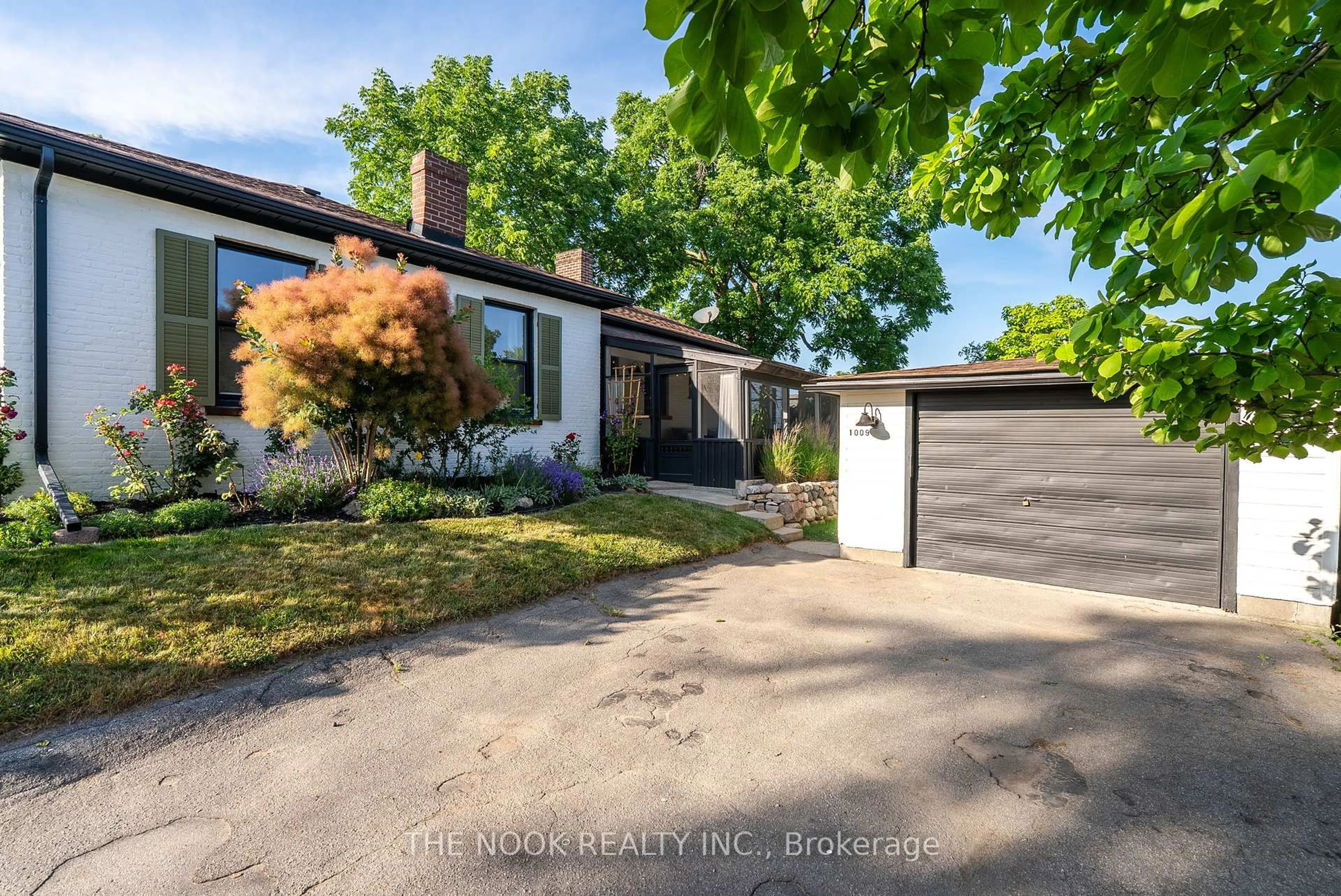 A pic from outside/outdoor area/front of a property/back of a property/a pic from drone, street for 1009 Centre St, Whitby Ontario L1N 4X5