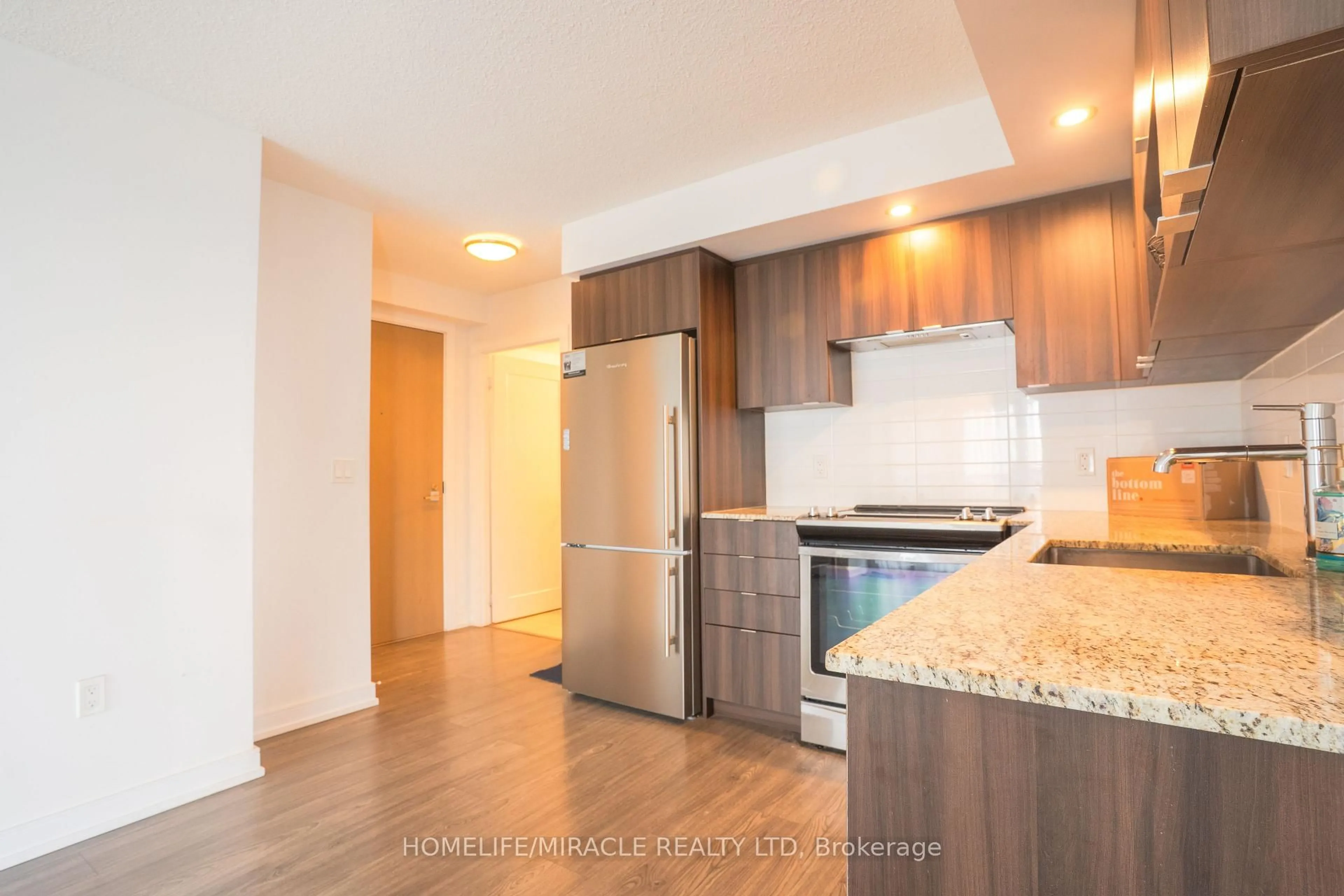Standard kitchen, wood/laminate floor for 225 Village Green Sq #1708, Toronto Ontario M1S 0N4