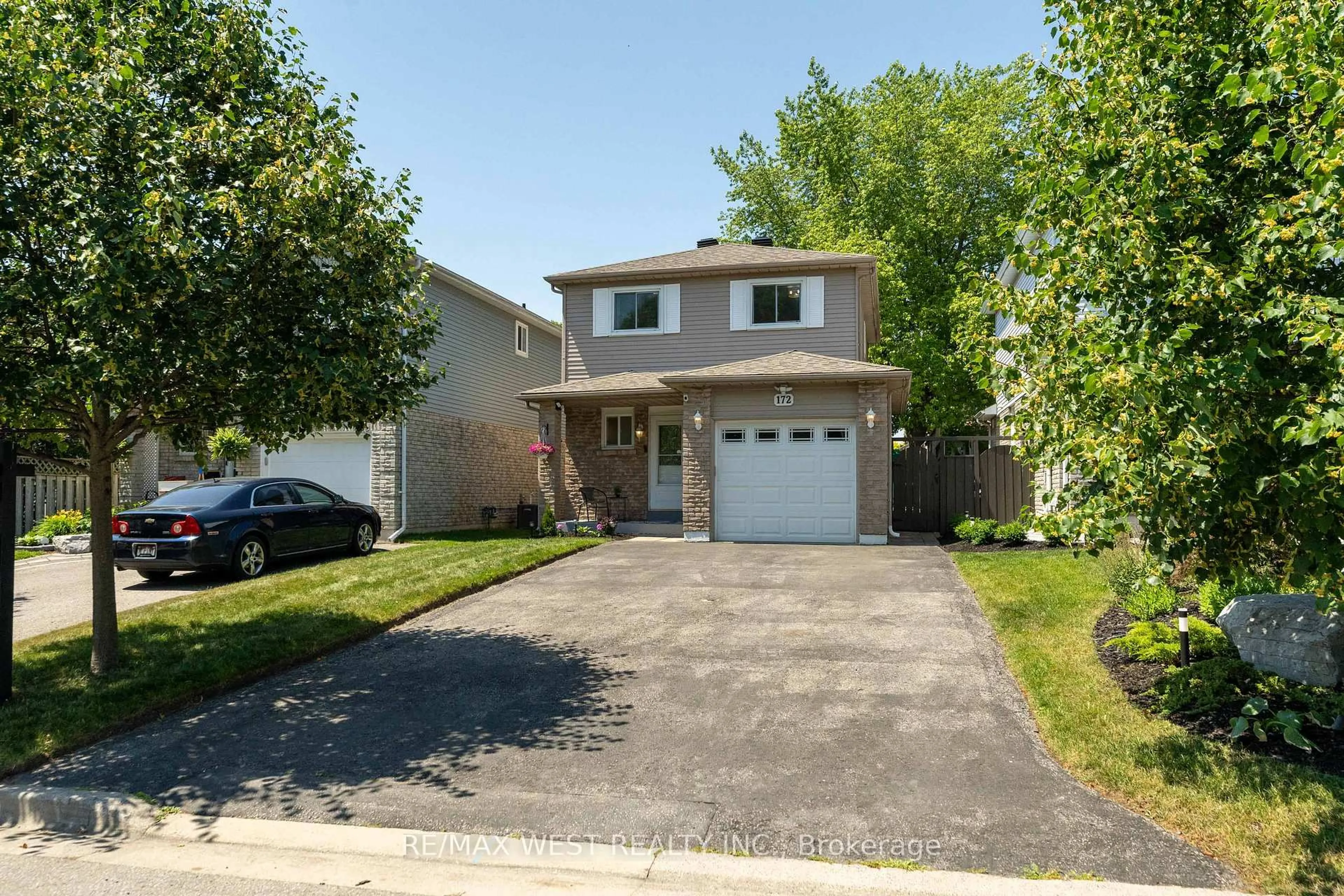 Home with vinyl exterior material, street for 172 Lichen Cres, Oshawa Ontario L1J 7Y2