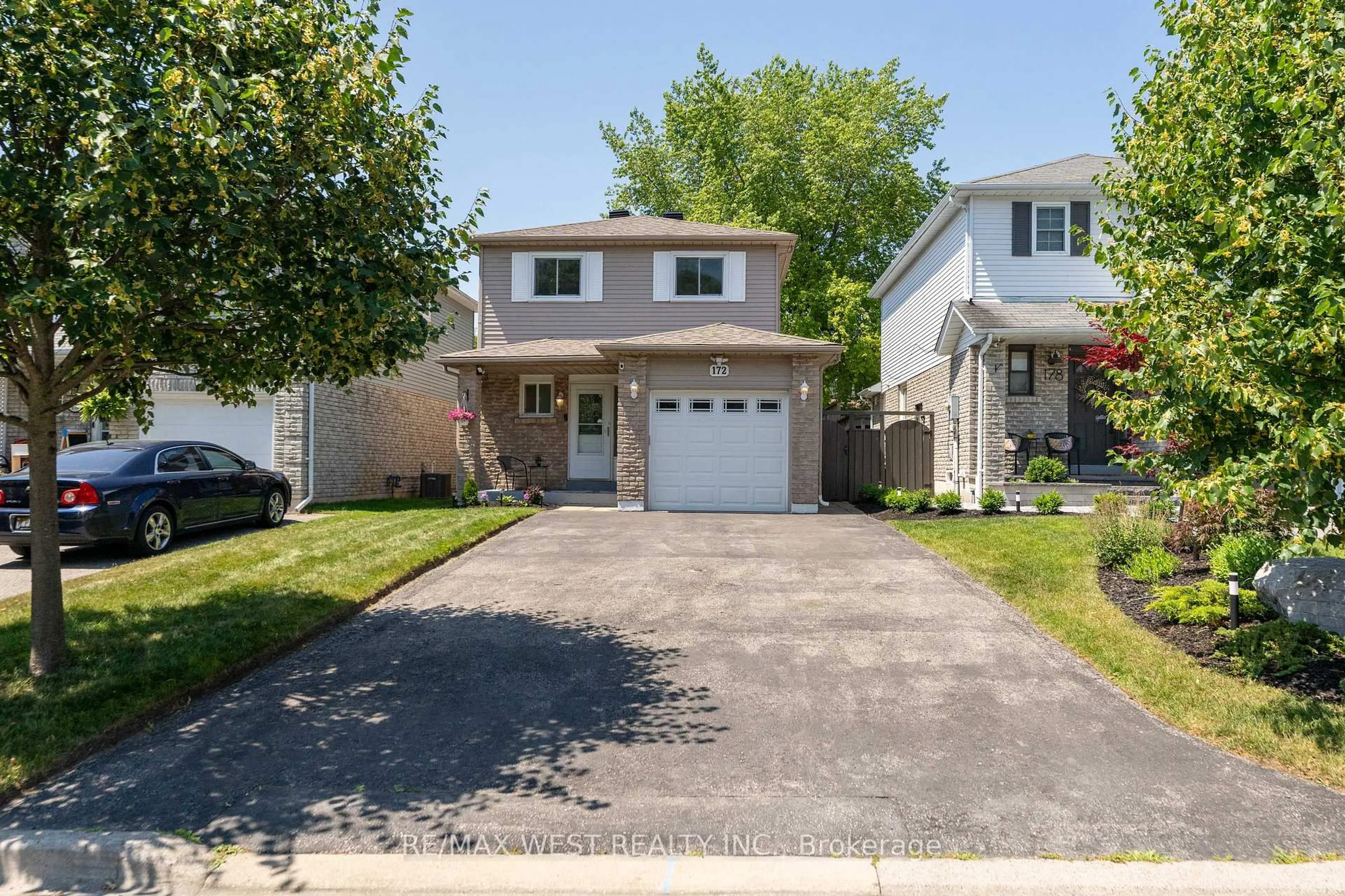 Home with vinyl exterior material, street for 172 Lichen Cres, Oshawa Ontario L1J 7Y2
