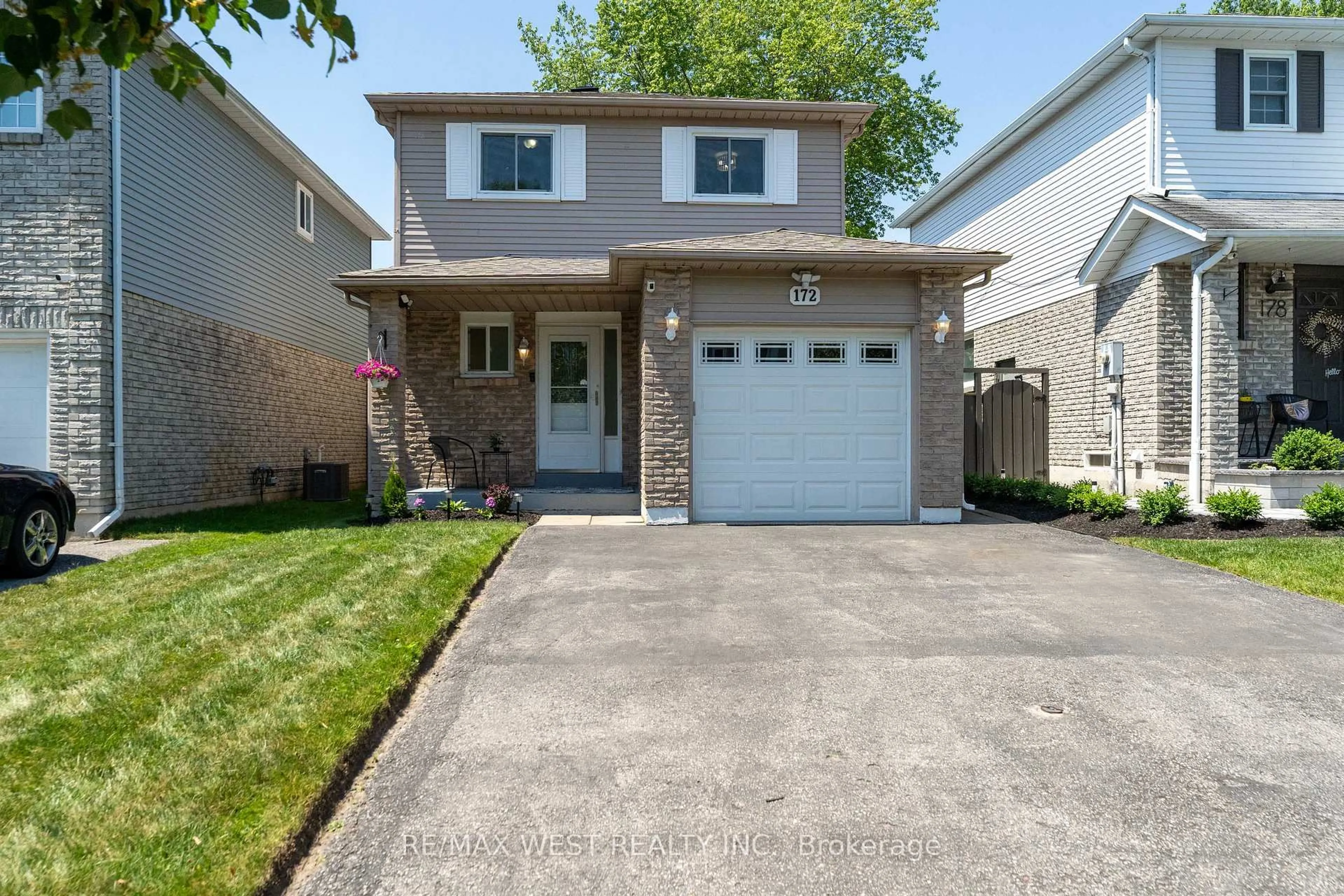 Home with vinyl exterior material, street for 172 Lichen Cres, Oshawa Ontario L1J 7Y2