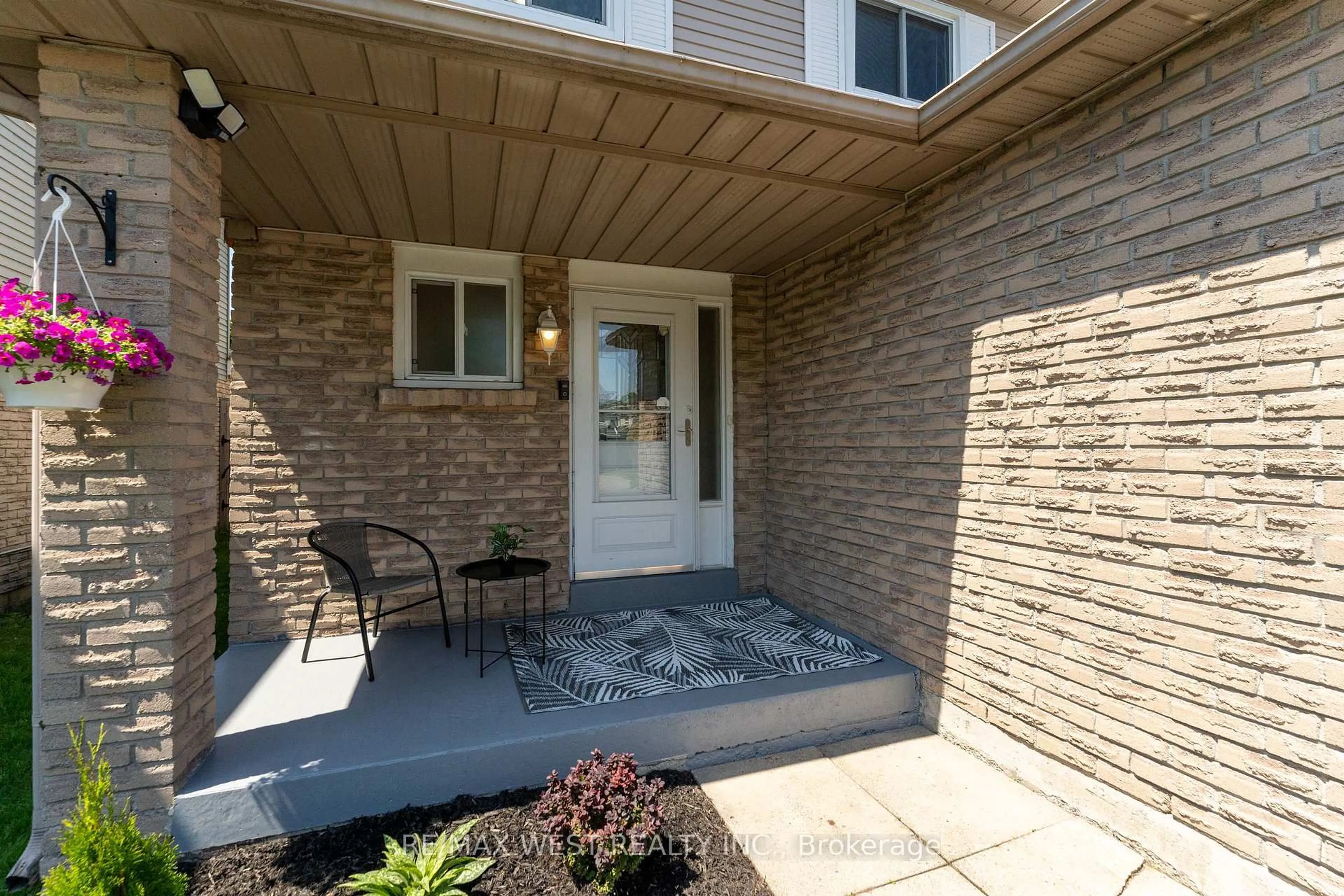 Indoor entryway for 172 Lichen Cres, Oshawa Ontario L1J 7Y2
