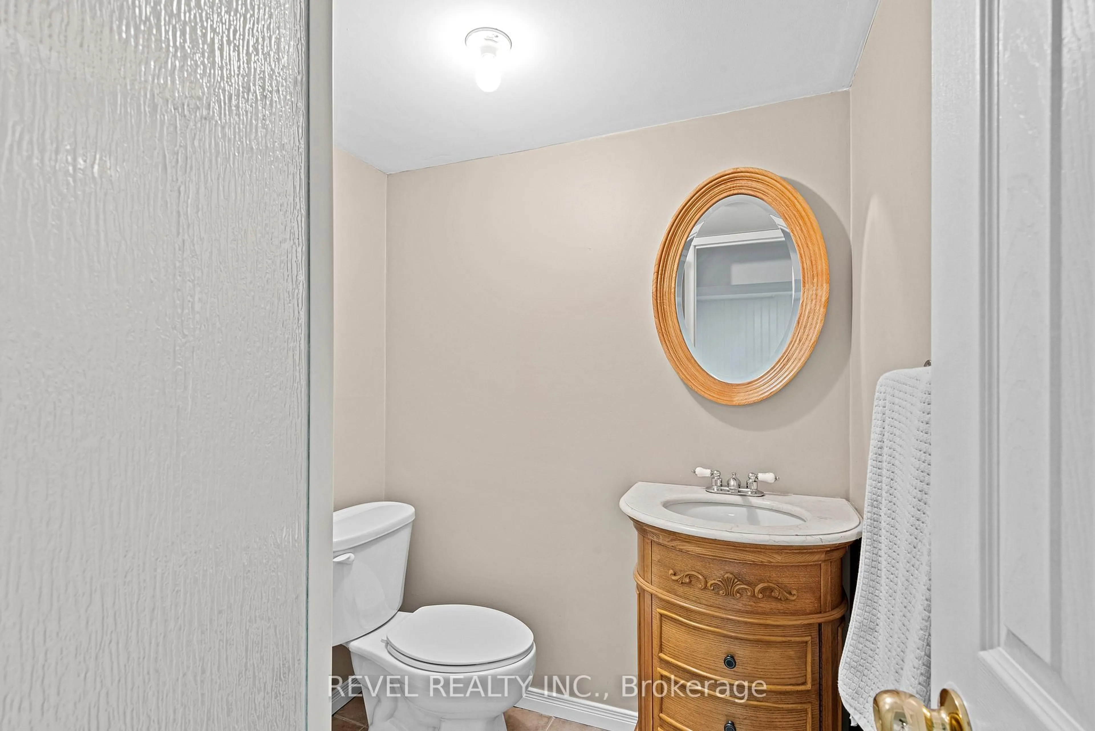 Standard bathroom, ceramic/tile floor for 1132 Norman Cres, Oshawa Ontario L1H 7X1