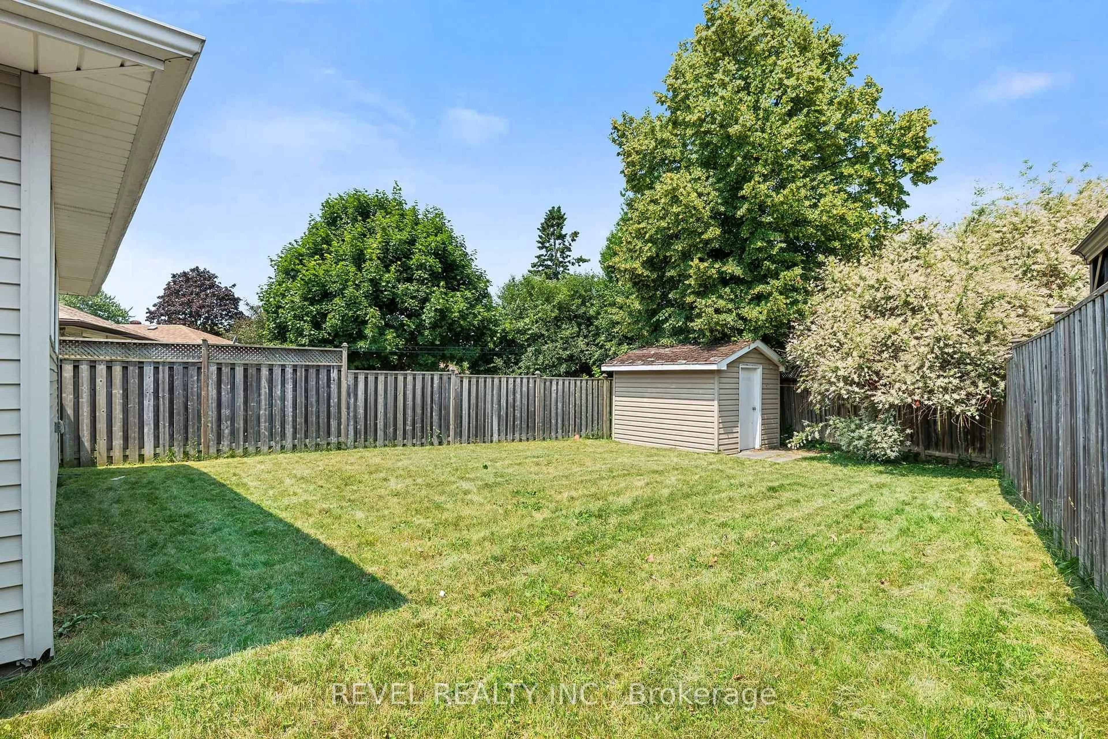 A pic from outside/outdoor area/front of a property/back of a property/a pic from drone, unknown for 1132 Norman Cres, Oshawa Ontario L1H 7X1