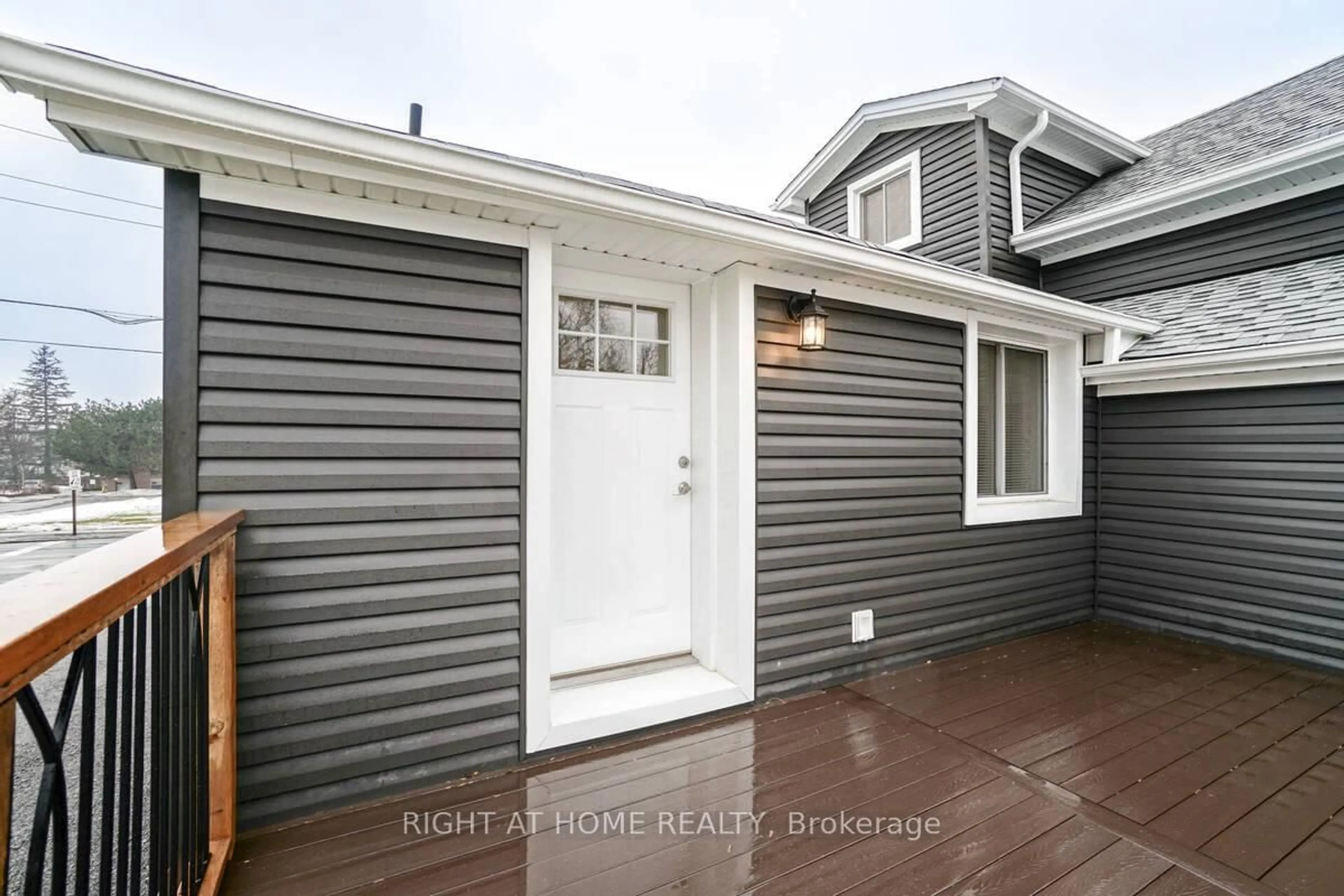 Home with vinyl exterior material, street for 865 Simcoe St, Oshawa Ontario L1H 4K8