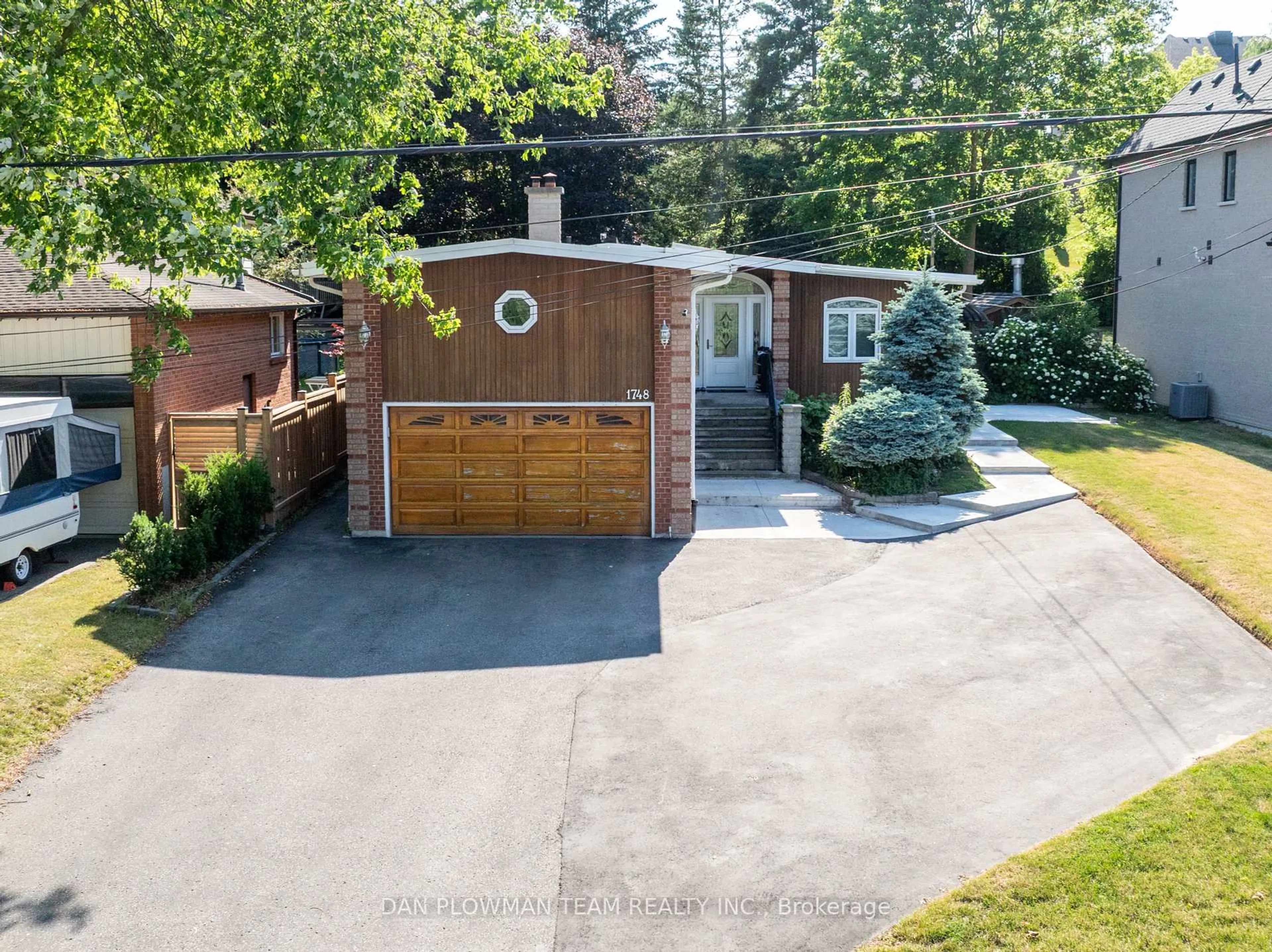 A pic from outside/outdoor area/front of a property/back of a property/a pic from drone, street for 1748 Fairport Rd, Pickering Ontario L1V 1S8