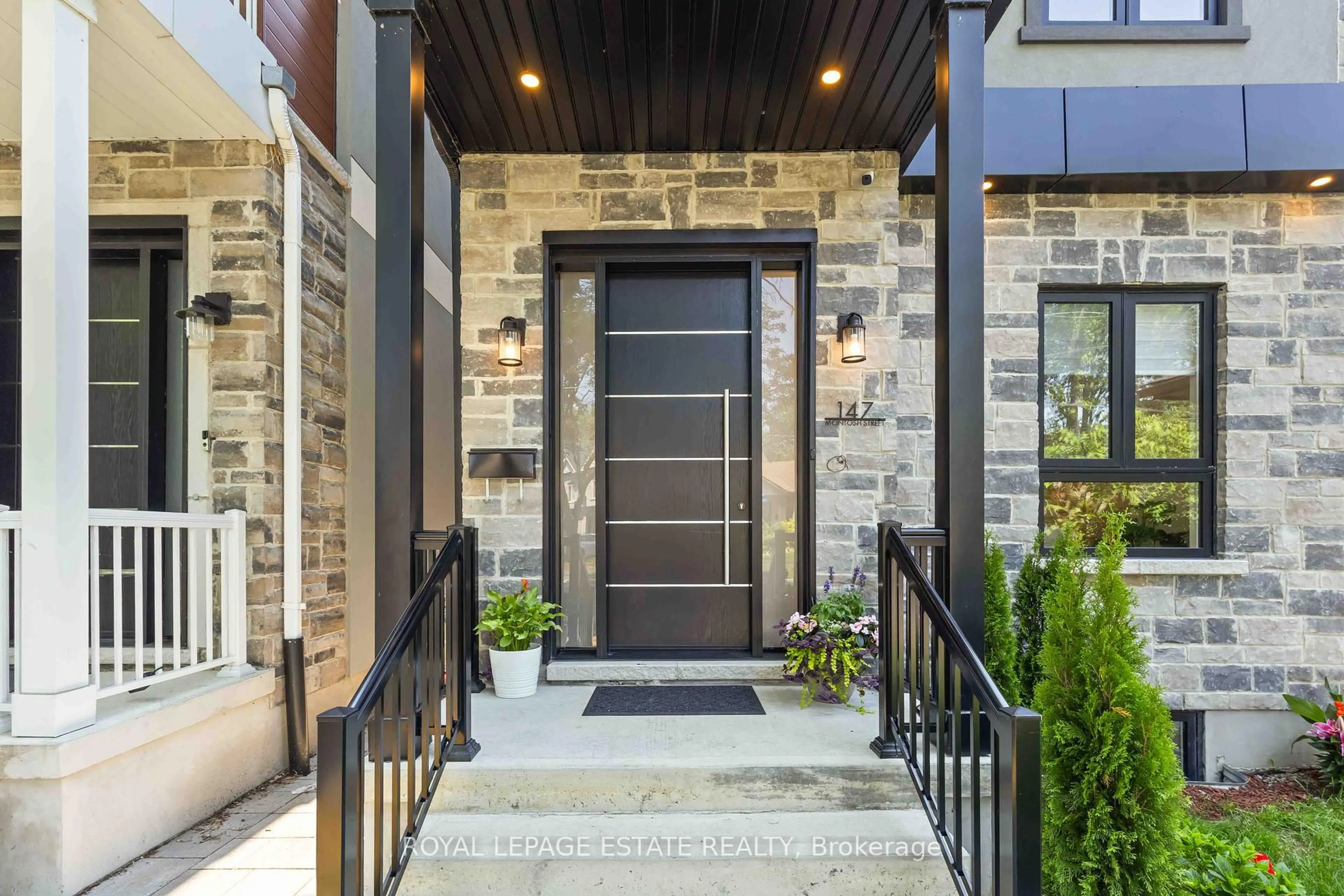 Indoor entryway for 147 Mcintosh St, Toronto Ontario M1N 3Y8