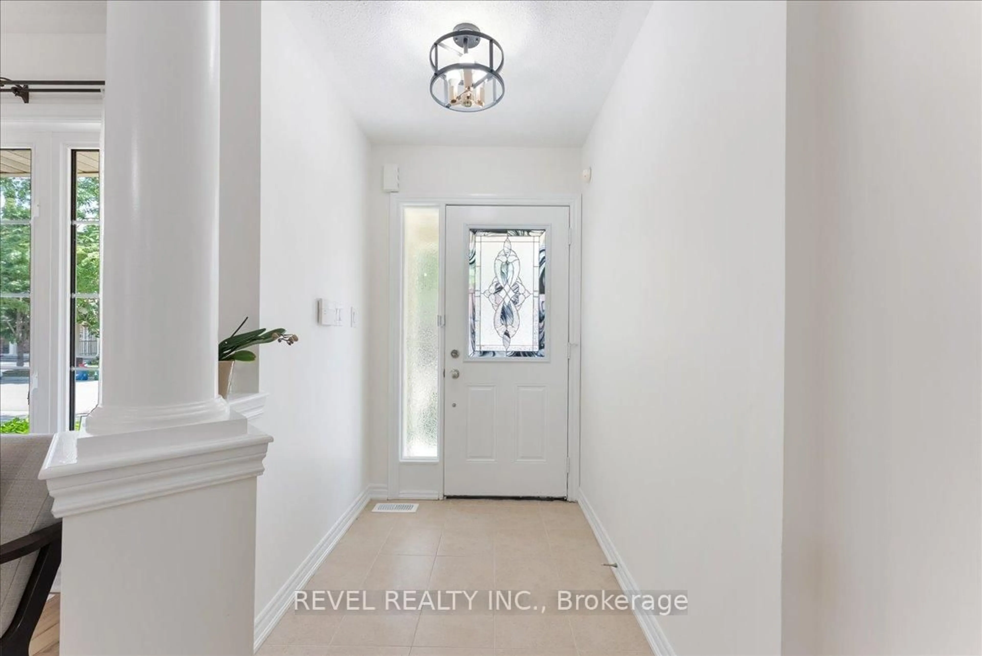 Indoor entryway for 68 Elliottglen Dr, Ajax Ontario L1Z 0H2