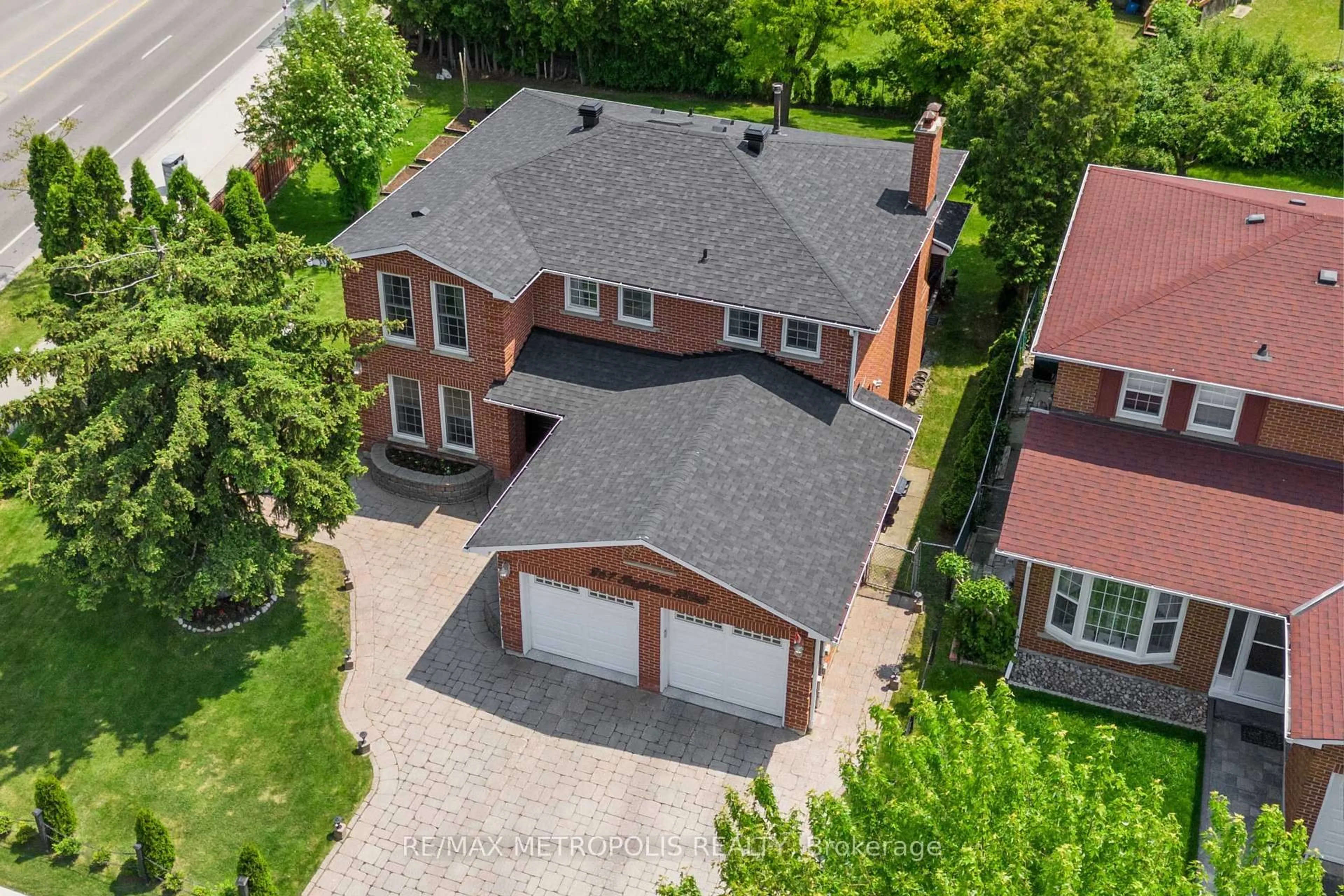 A pic from outside/outdoor area/front of a property/back of a property/a pic from drone, street for 267 Ingleton Blvd, Toronto Ontario M1V 2A3
