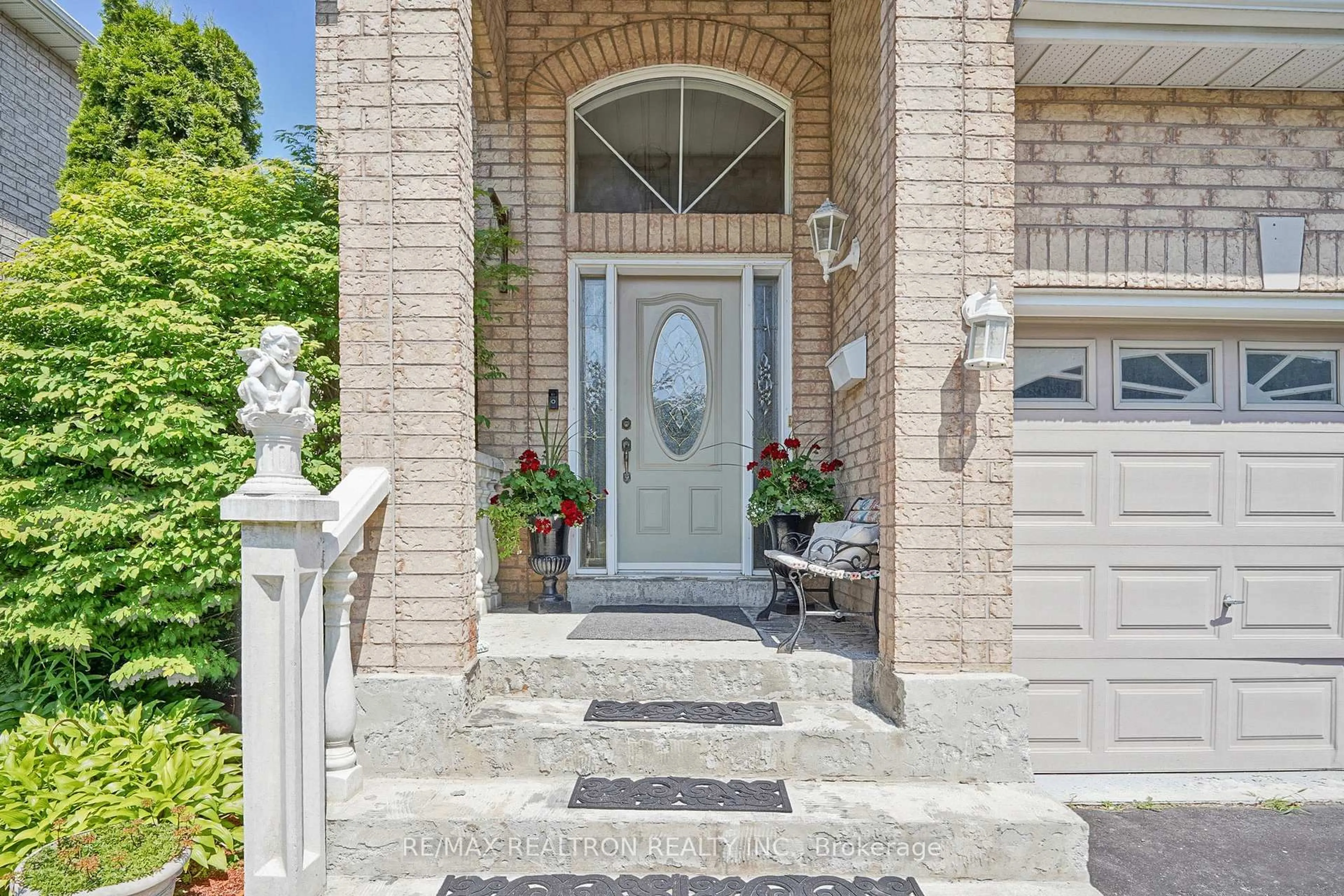 Indoor entryway for 1887 Fairport Rd, Pickering Ontario L1V 1T5