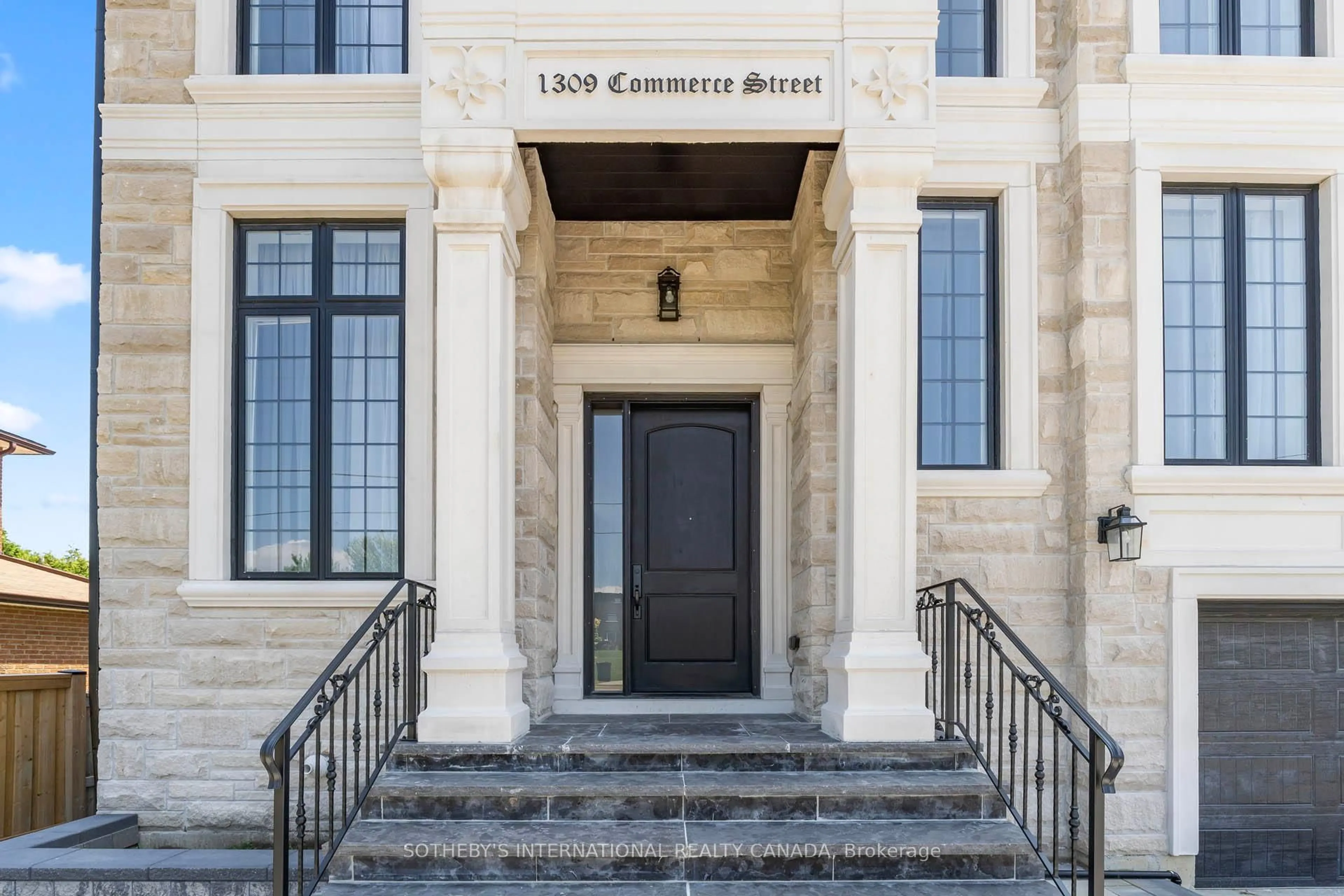 Indoor foyer for 1309 Commerce St, Pickering Ontario L1W 1E1