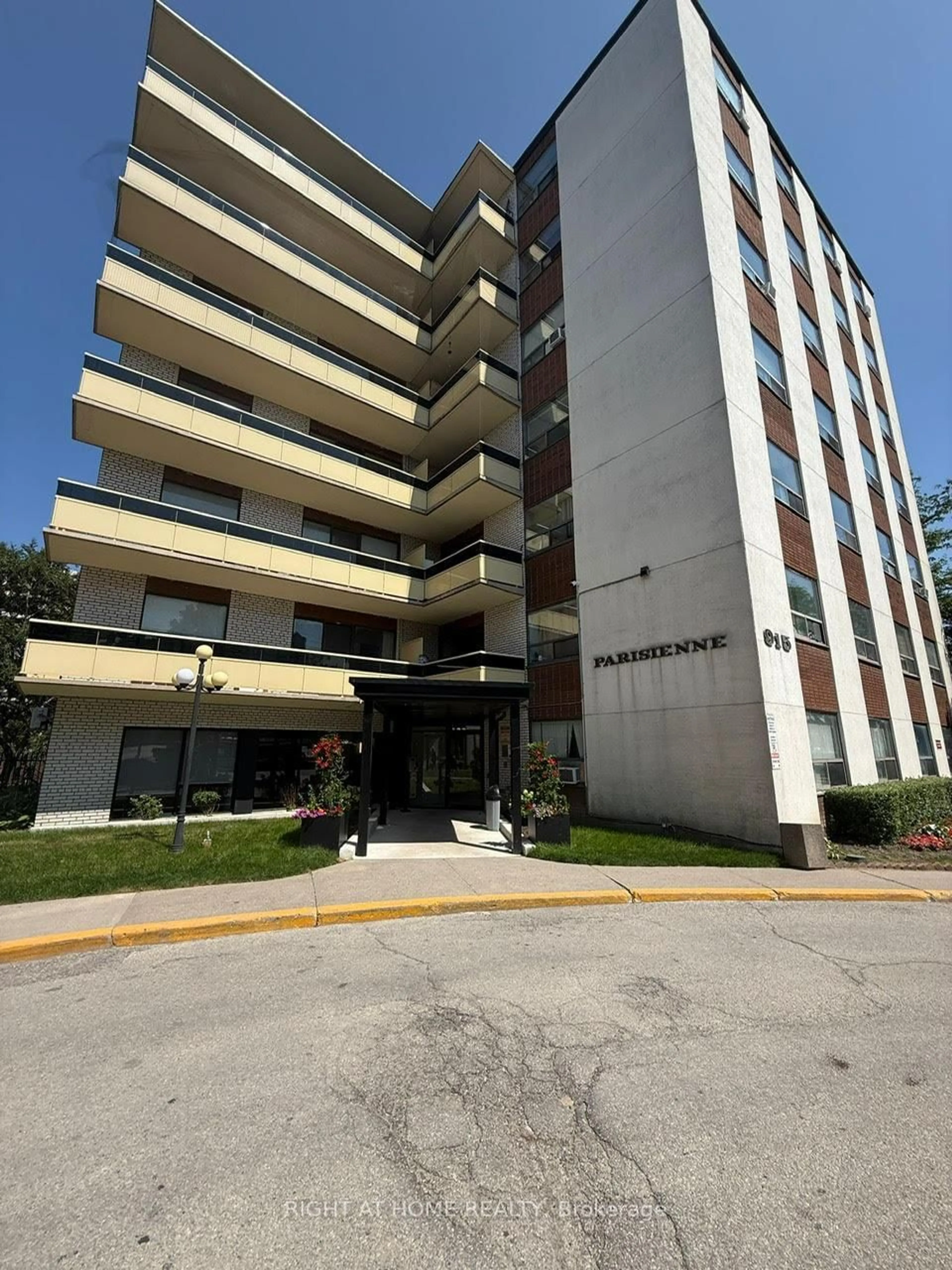 Indoor foyer for 915 Midland Ave #611, Toronto Ontario M1K 4G1