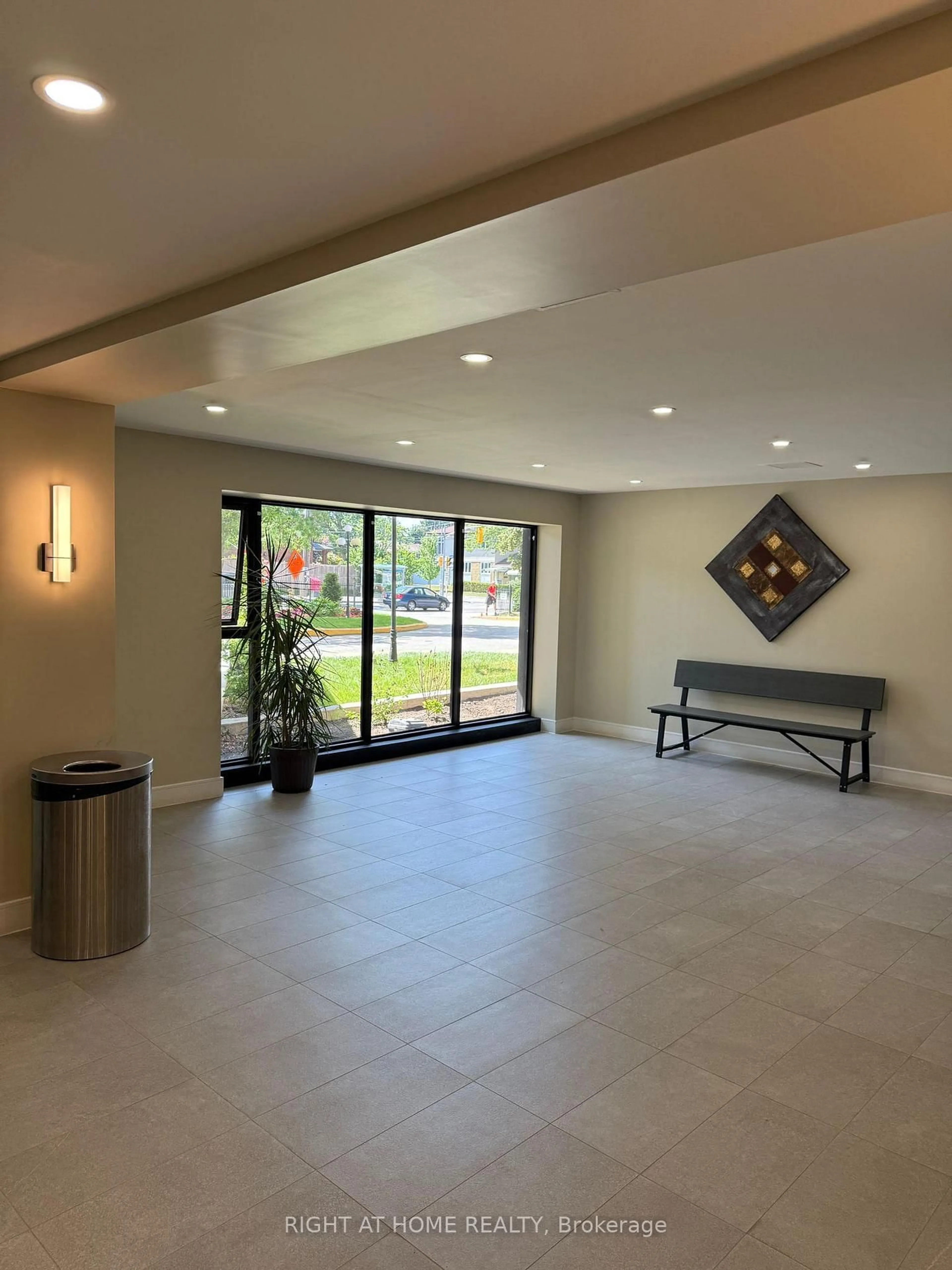 Indoor foyer for 915 Midland Ave #611, Toronto Ontario M1K 4G1