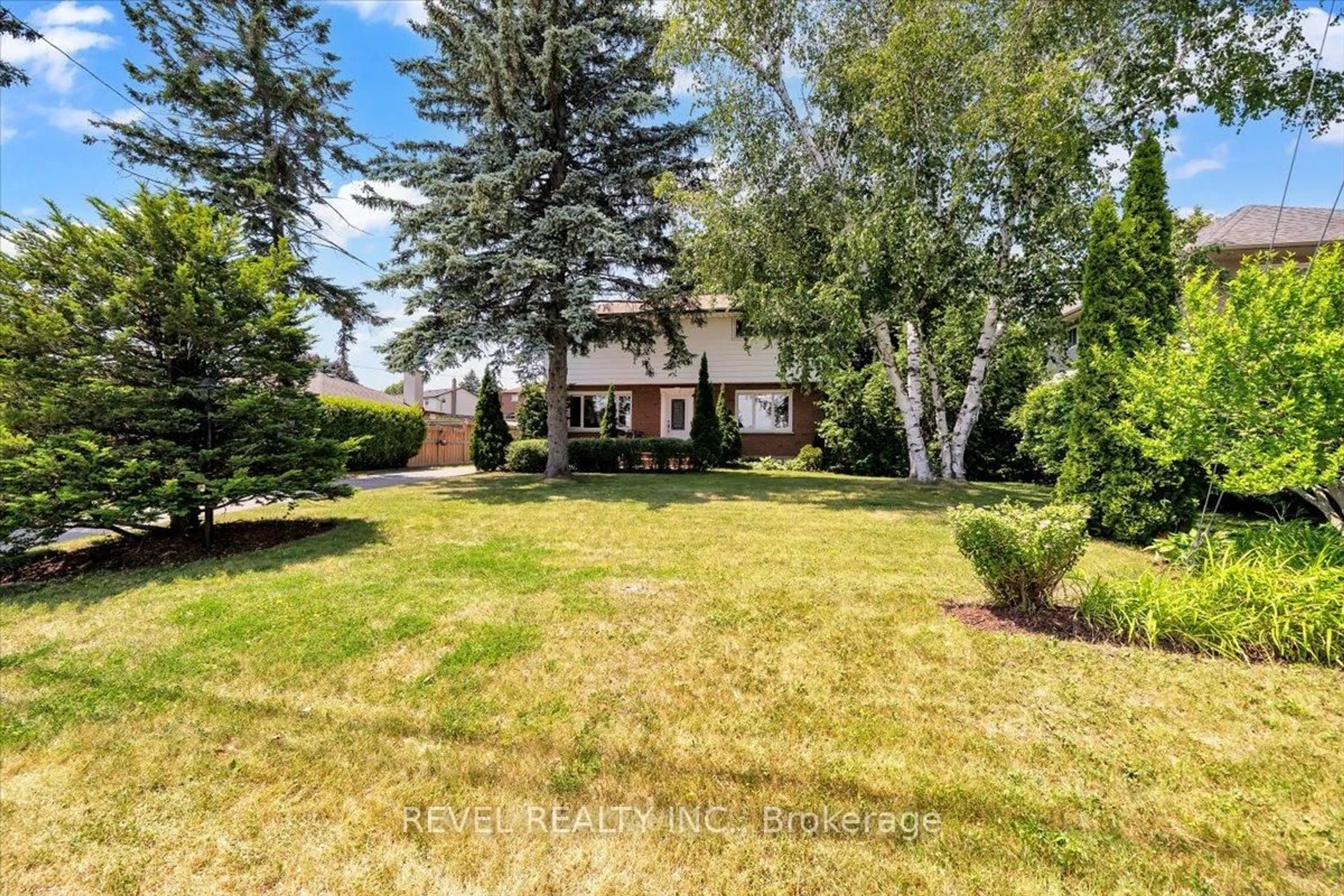 A pic from outside/outdoor area/front of a property/back of a property/a pic from drone, street for 204 Hazelwood Dr, Whitby Ontario L1N 3L8