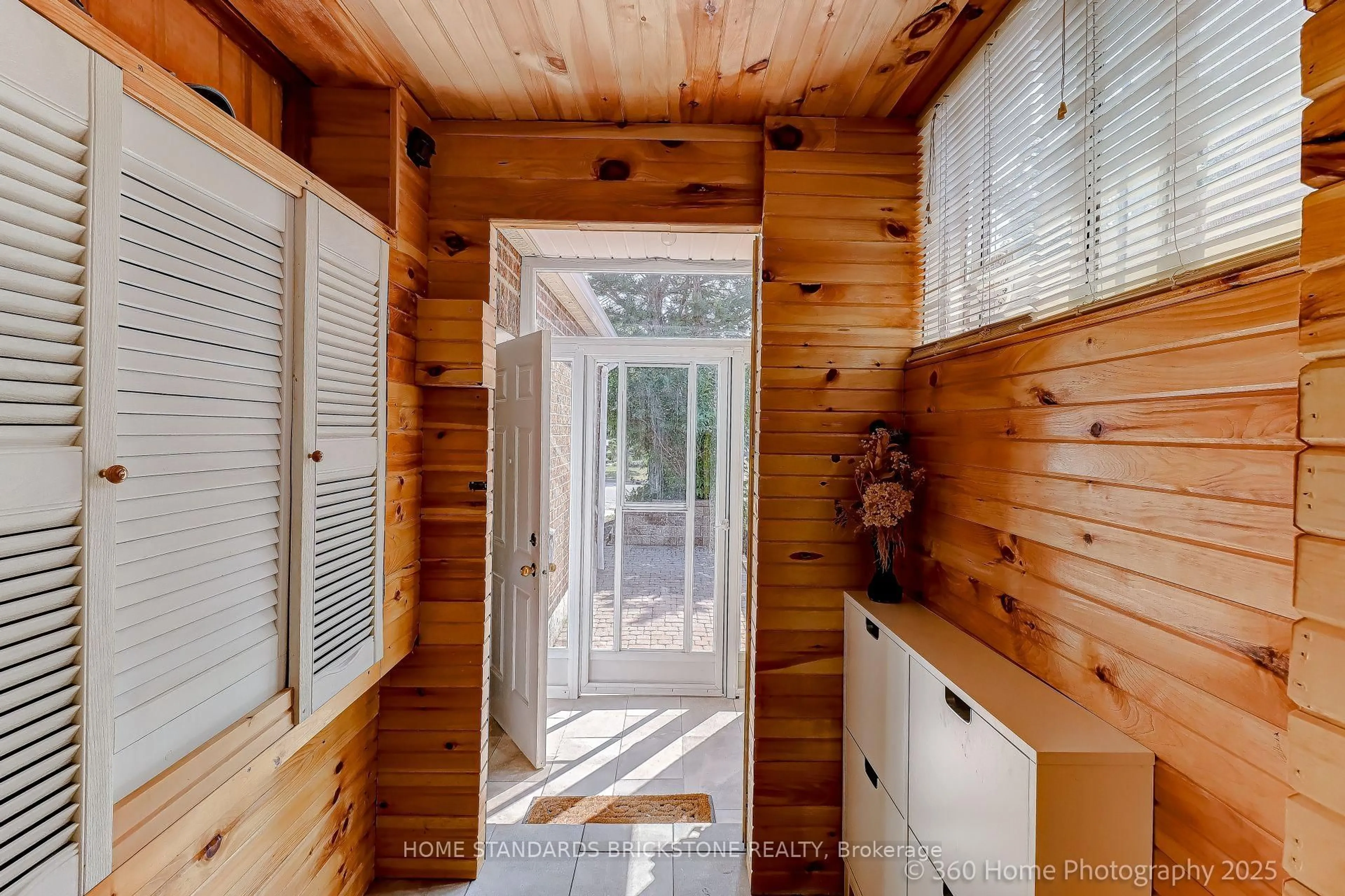 Indoor entryway for 16 Lansbury Dr, Toronto Ontario M1V 3H6