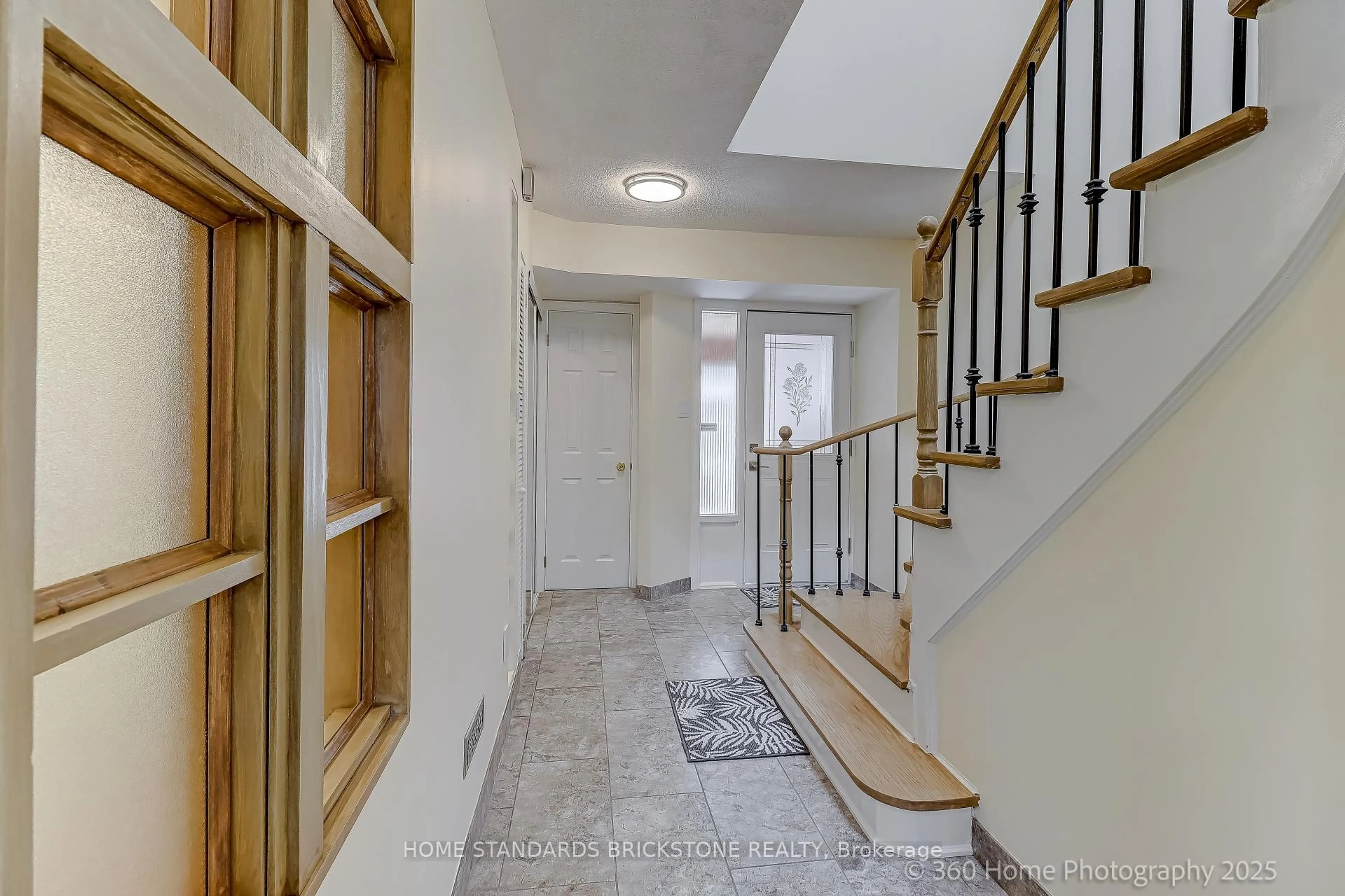 Indoor entryway for 16 Lansbury Dr, Toronto Ontario M1V 3H6