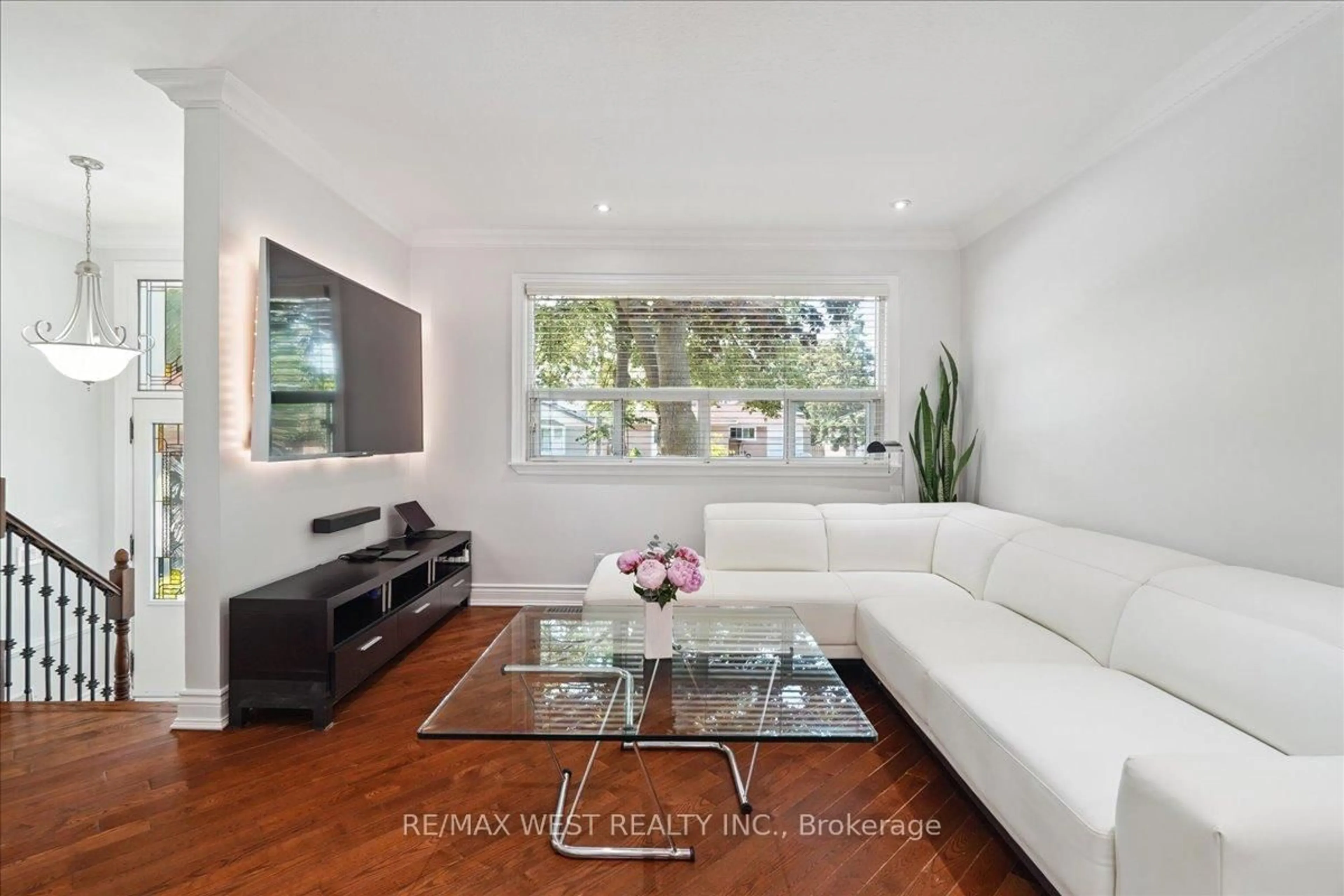 Living room with furniture, wood/laminate floor for 16 Fareham Cres, Toronto Ontario M1E 1J9